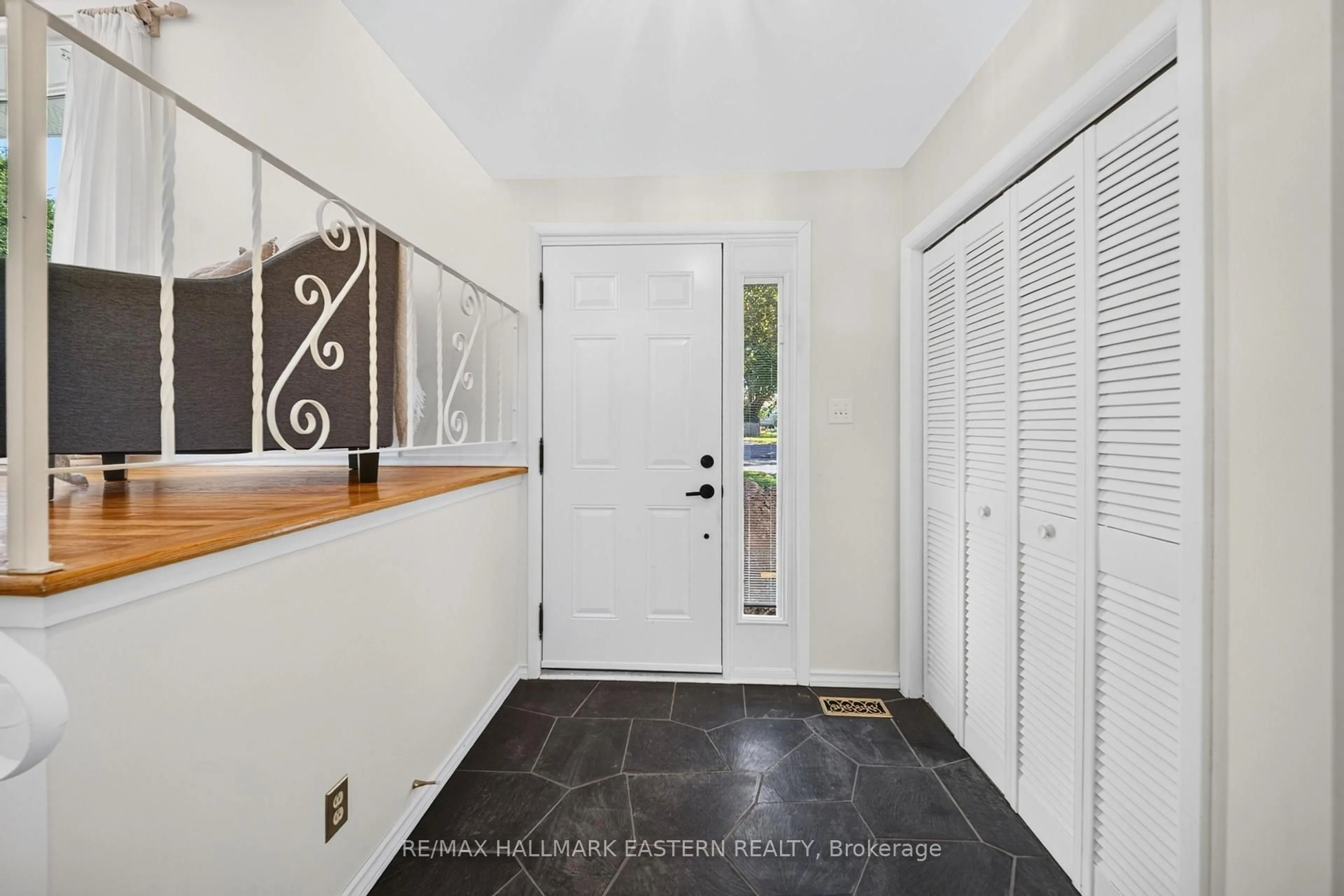 Indoor entryway for 1337 Franklin Dr, Peterborough Ontario K9H 6Z5