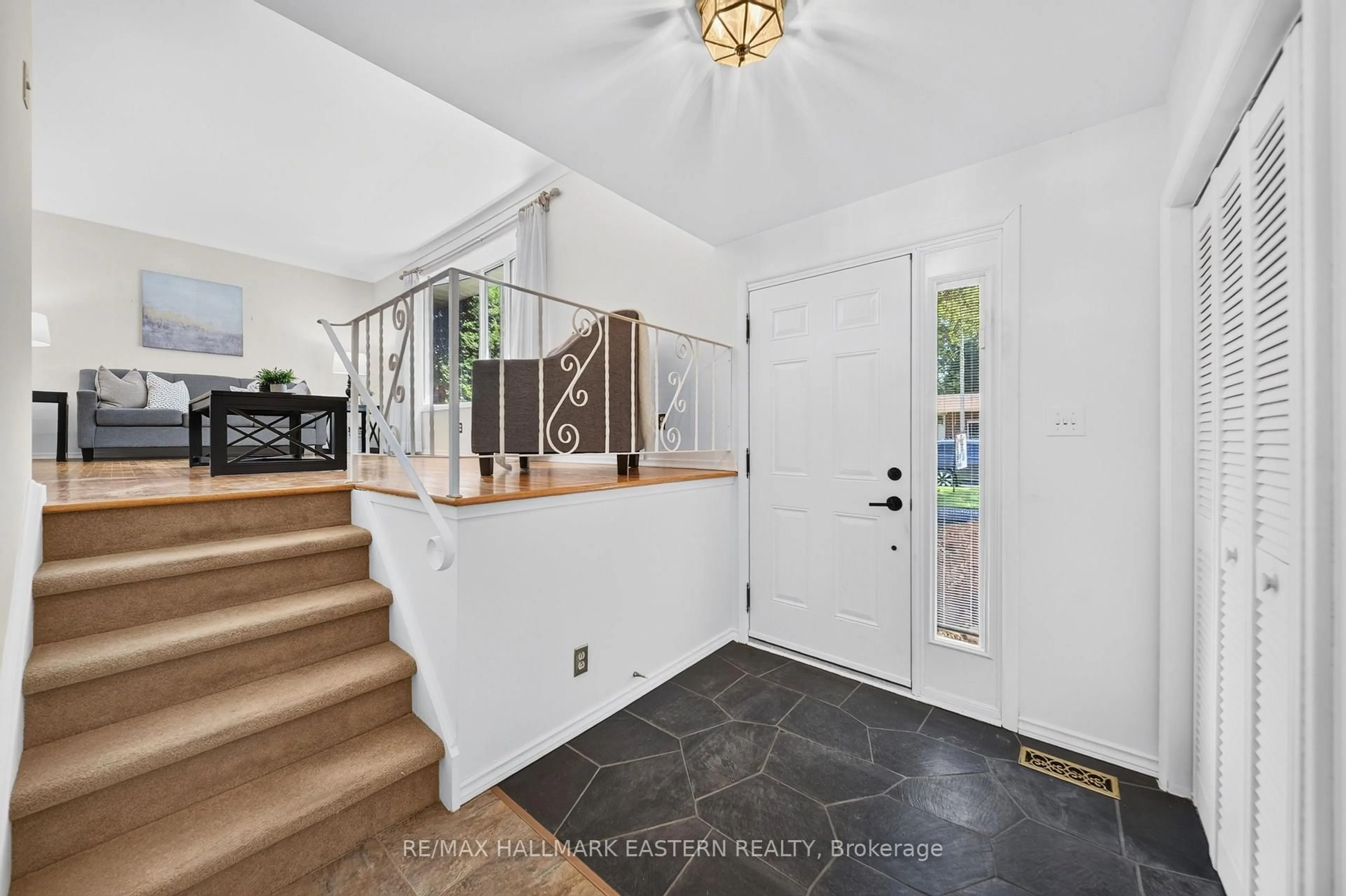 Indoor entryway for 1337 Franklin Dr, Peterborough Ontario K9H 6Z5