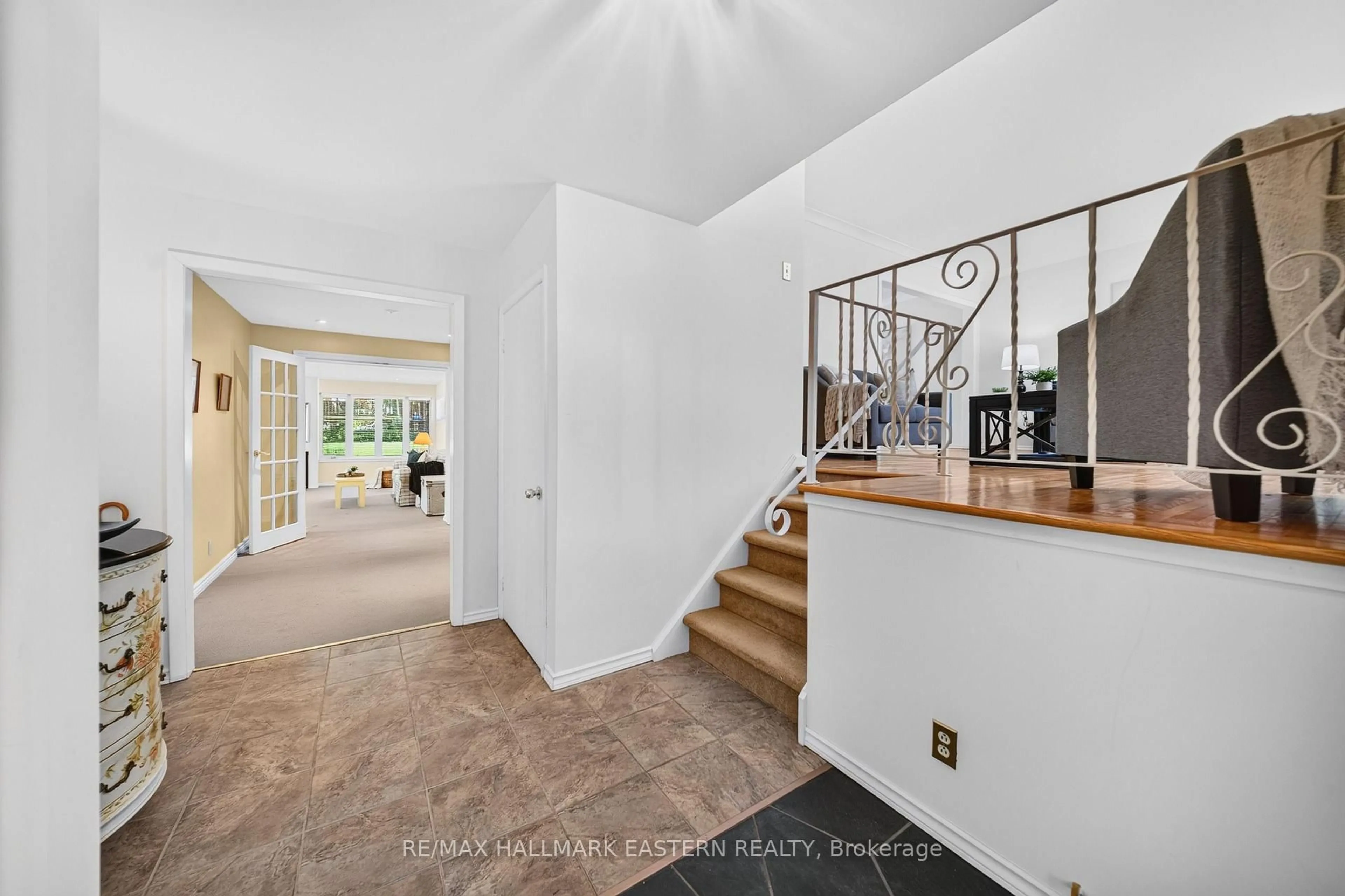 Indoor foyer for 1337 Franklin Dr, Peterborough Ontario K9H 6Z5