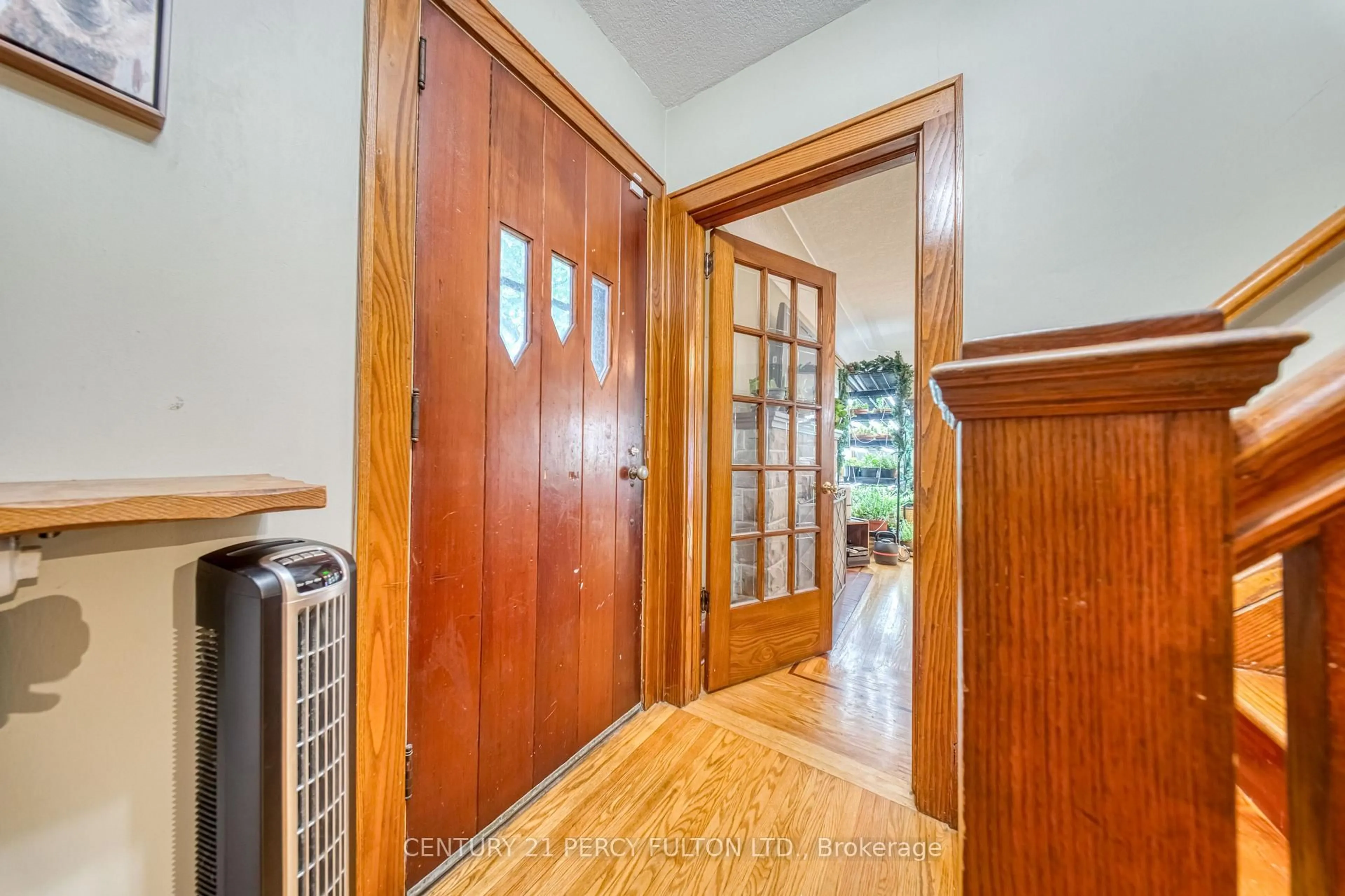 Indoor entryway for 1853 Governors Rd, Hamilton Ontario L9H 5E3