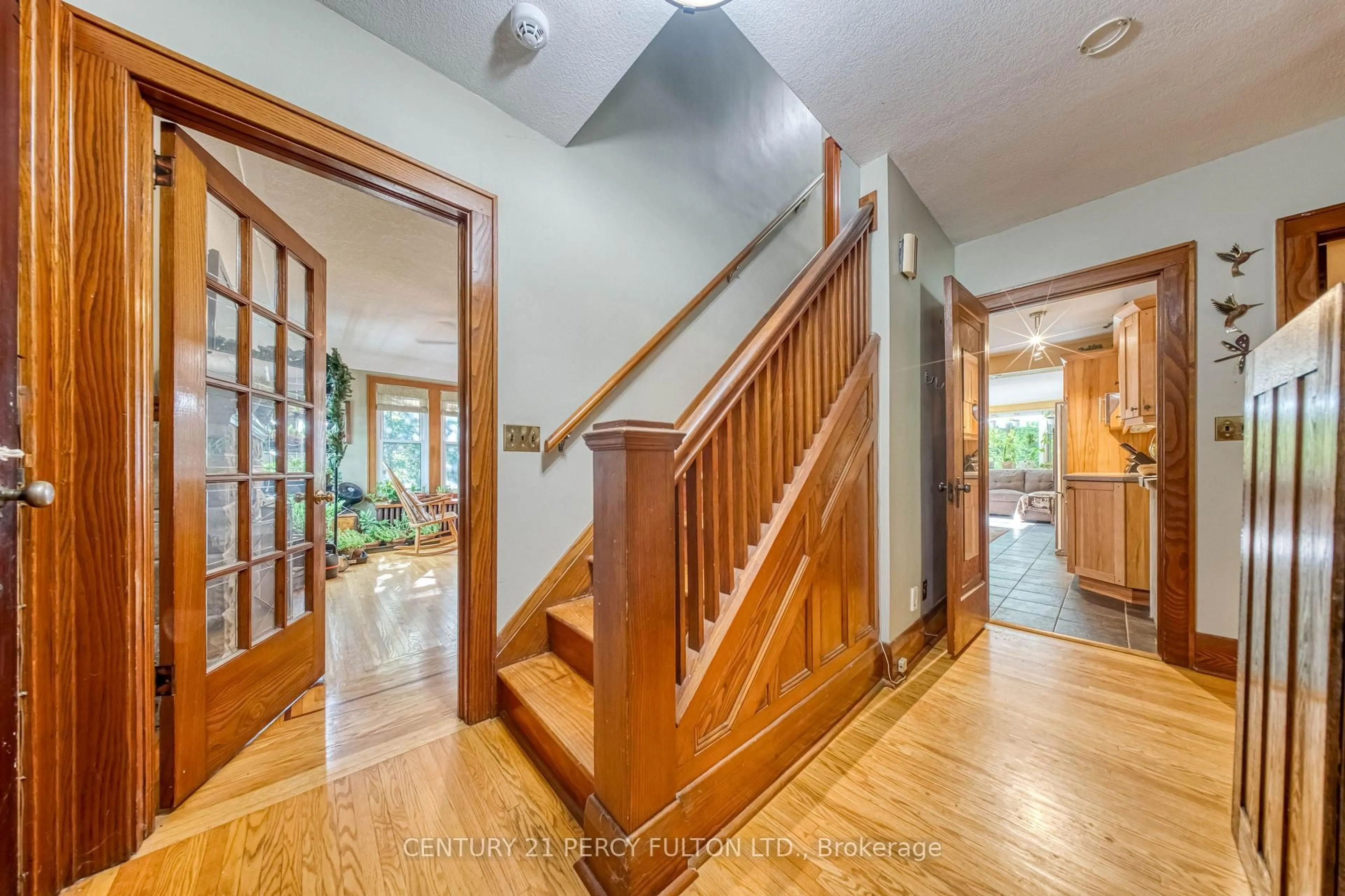 Indoor foyer for 1853 Governors Rd, Hamilton Ontario L9H 5E3
