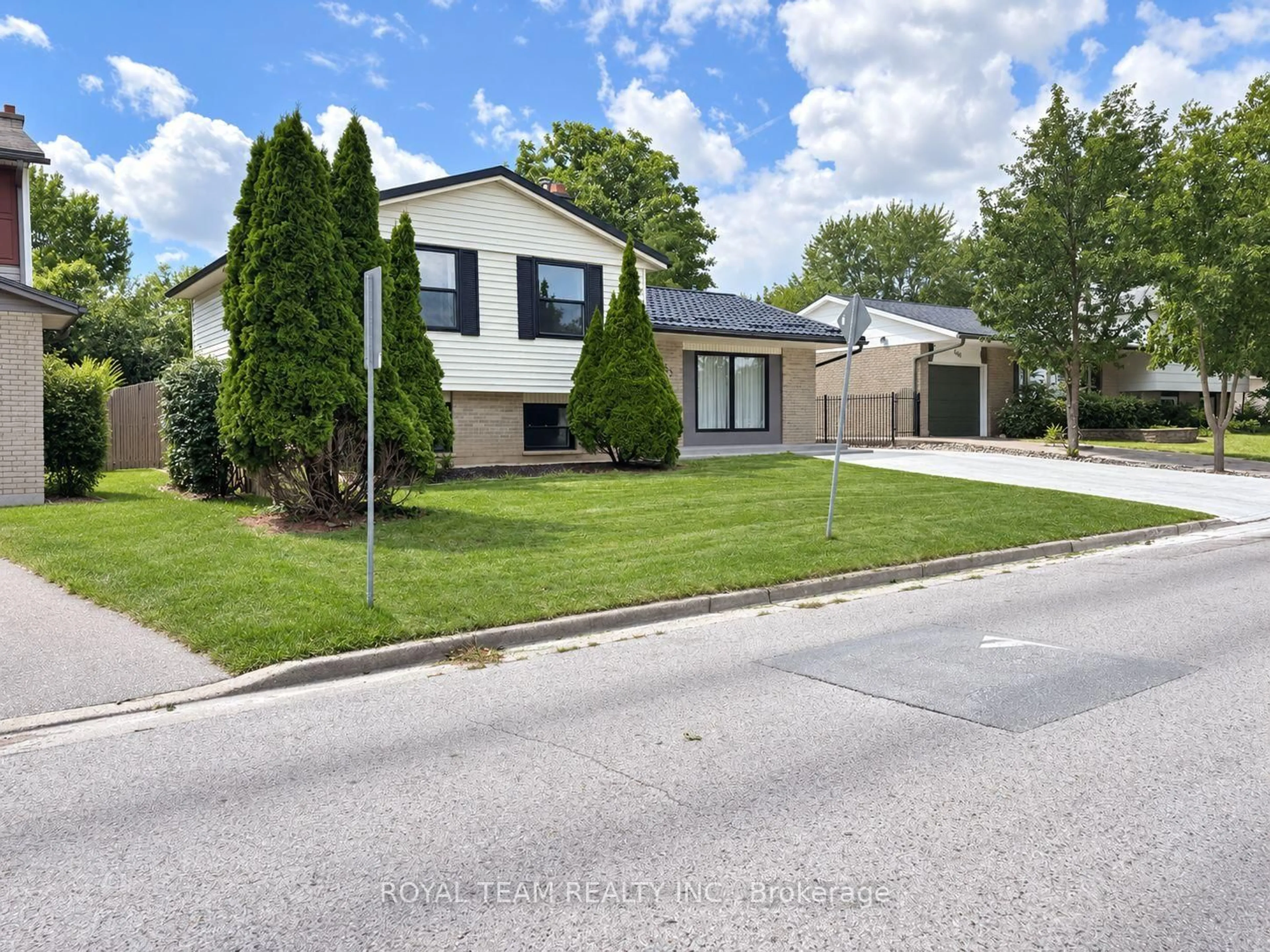 Home with vinyl exterior material, street for 653 Steeplechase Dr, London South Ontario N6J 3P3