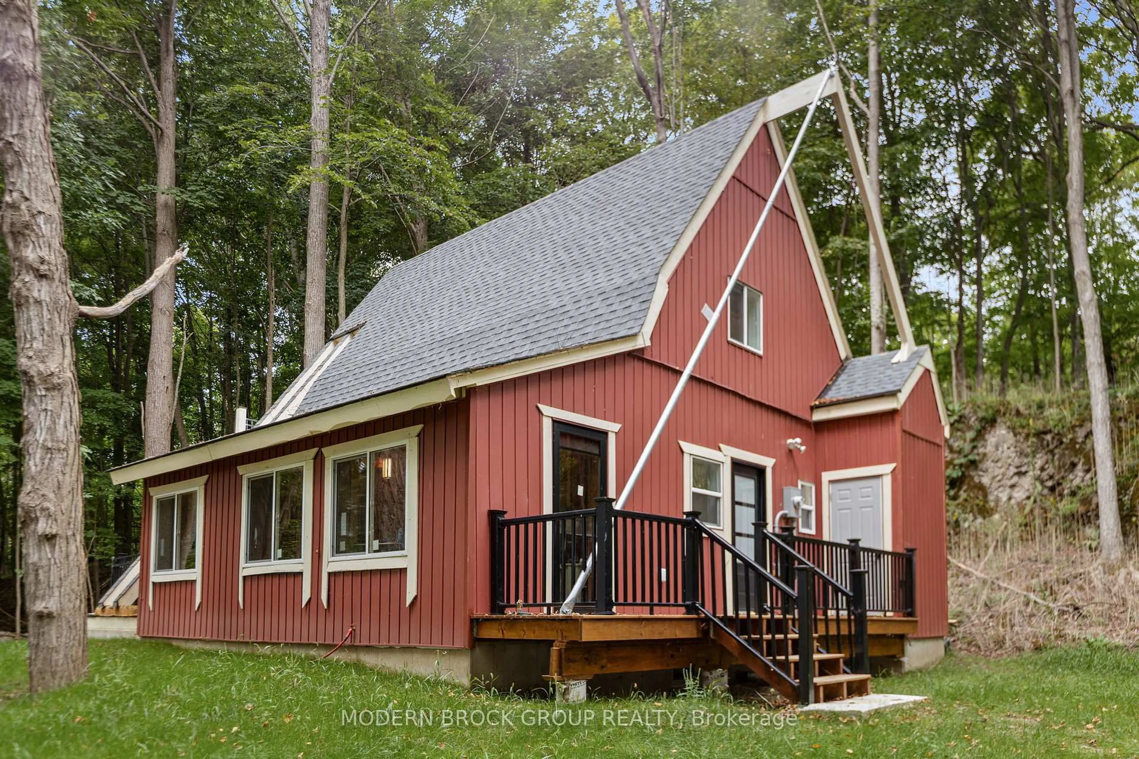 Home with vinyl exterior material, building for 155 Woodvale Rd, Leeds and the Thousand Islands Ontario K0E 1L0