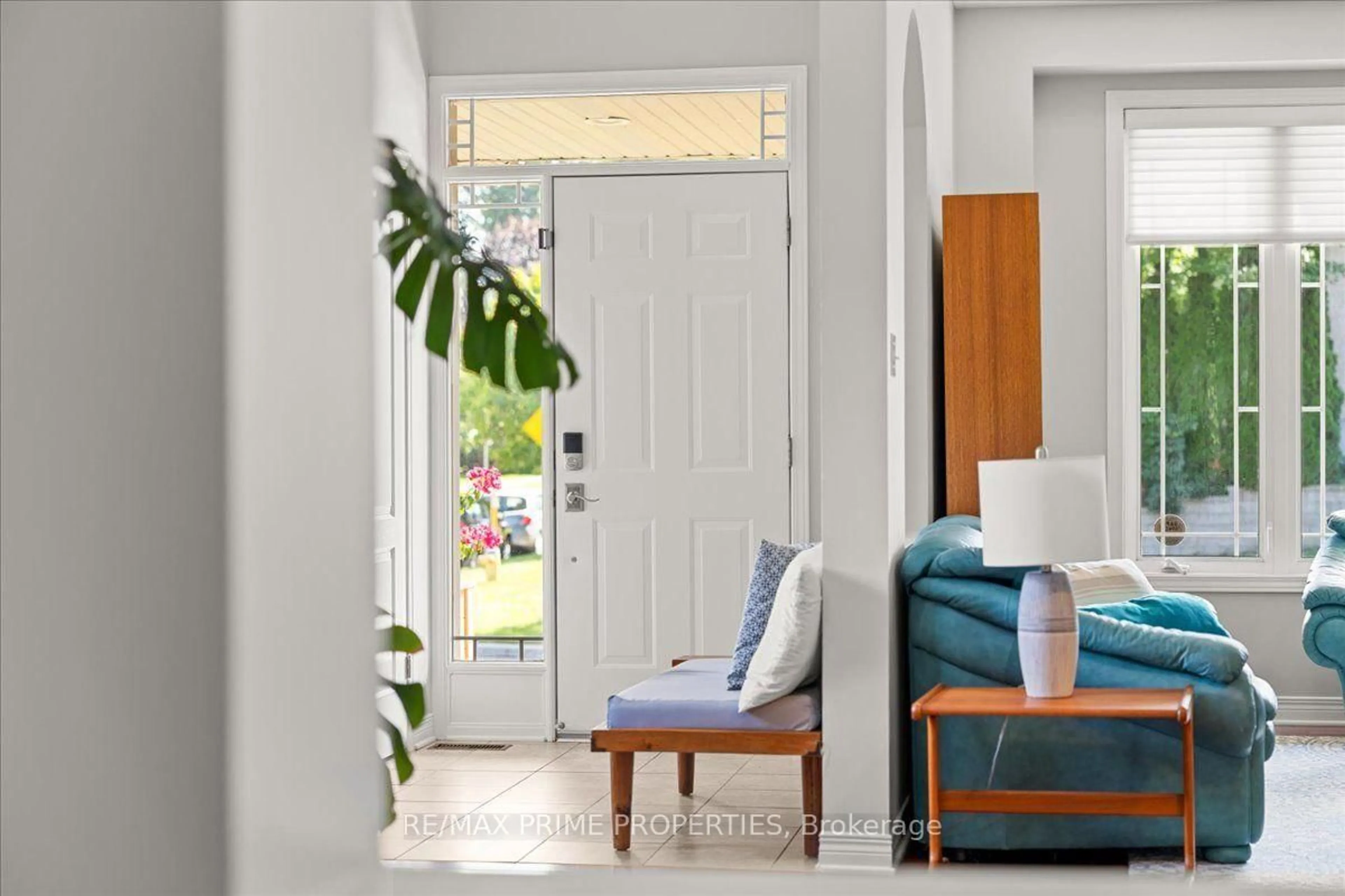Indoor entryway for 20 Quarry Ridge Dr, Ottawa Ontario K1C 7S2