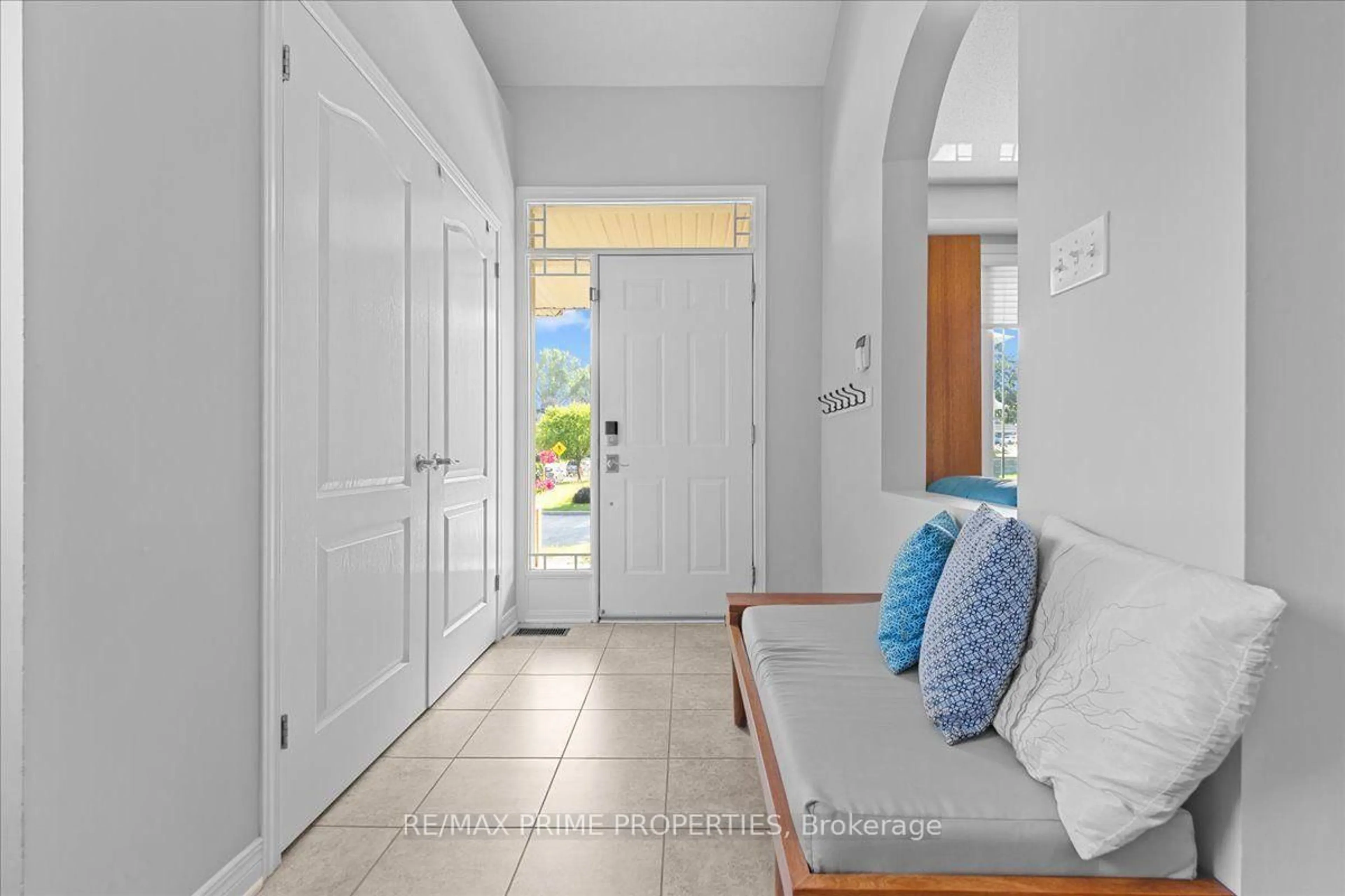 Indoor entryway for 20 Quarry Ridge Dr, Ottawa Ontario K1C 7S2