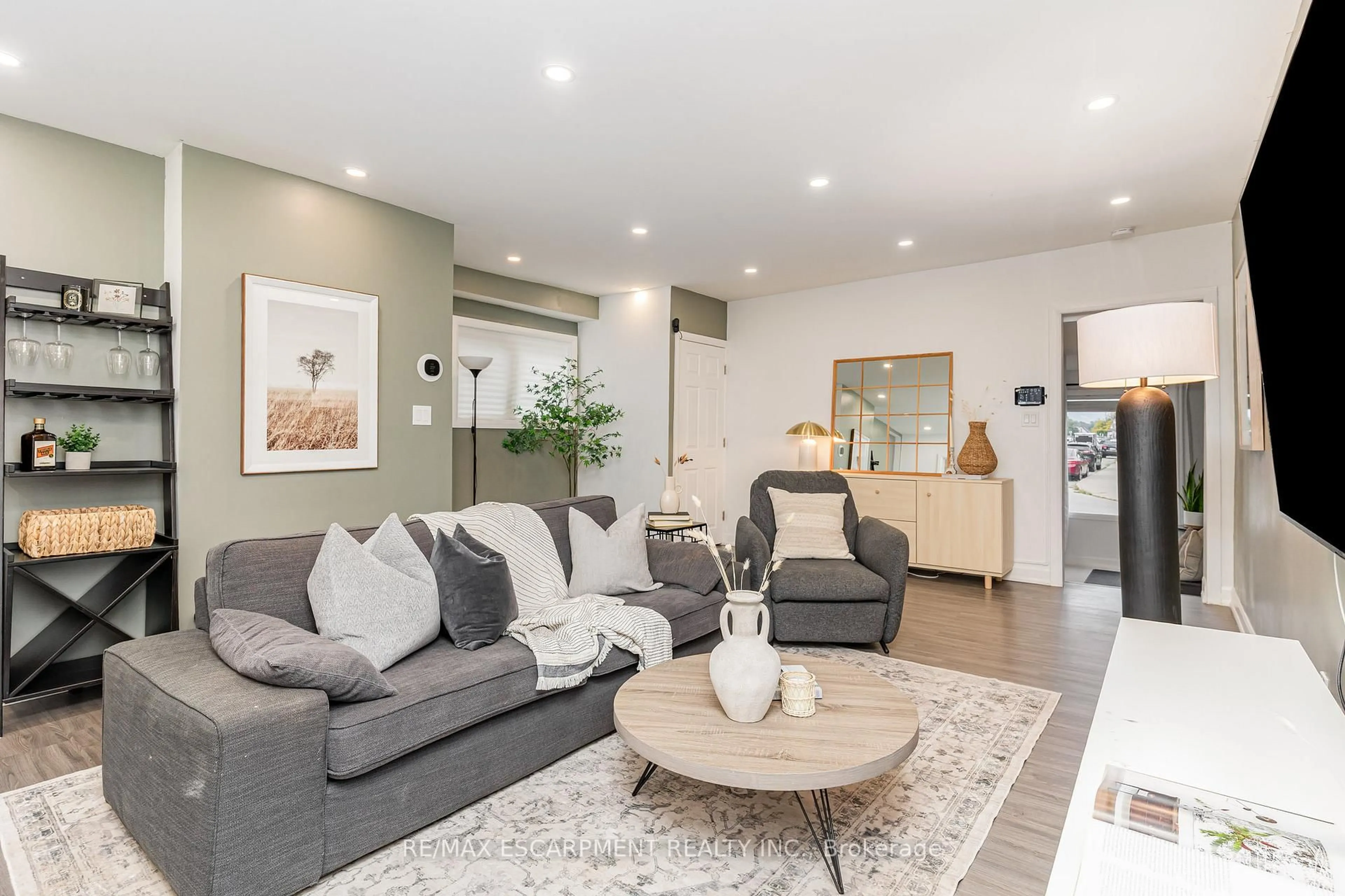 Living room with furniture, unknown for 4 Robins Ave, Hamilton Ontario L8H 4M6