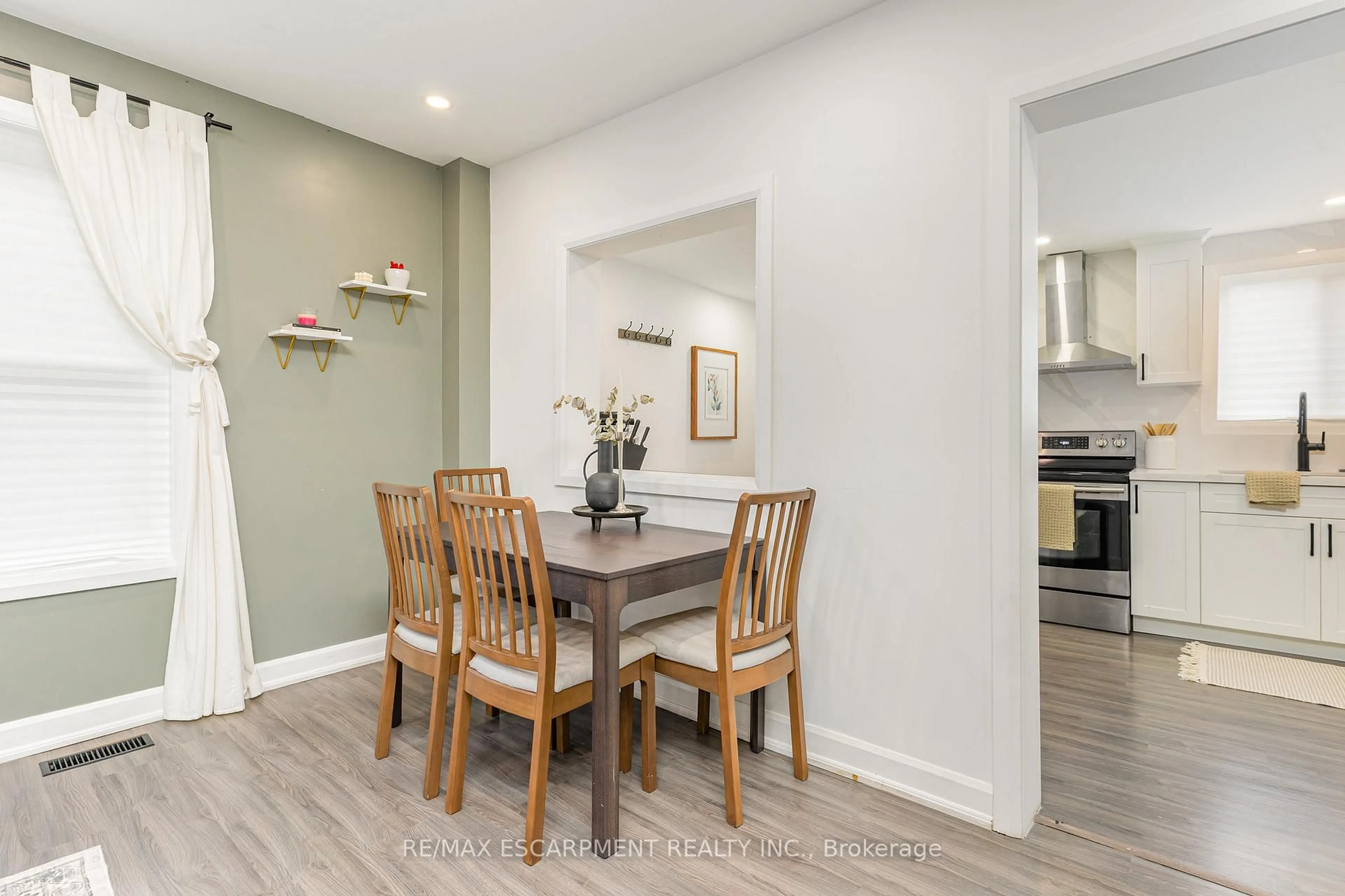 Dining room, wood/laminate floor for 4 Robins Ave, Hamilton Ontario L8H 4M6
