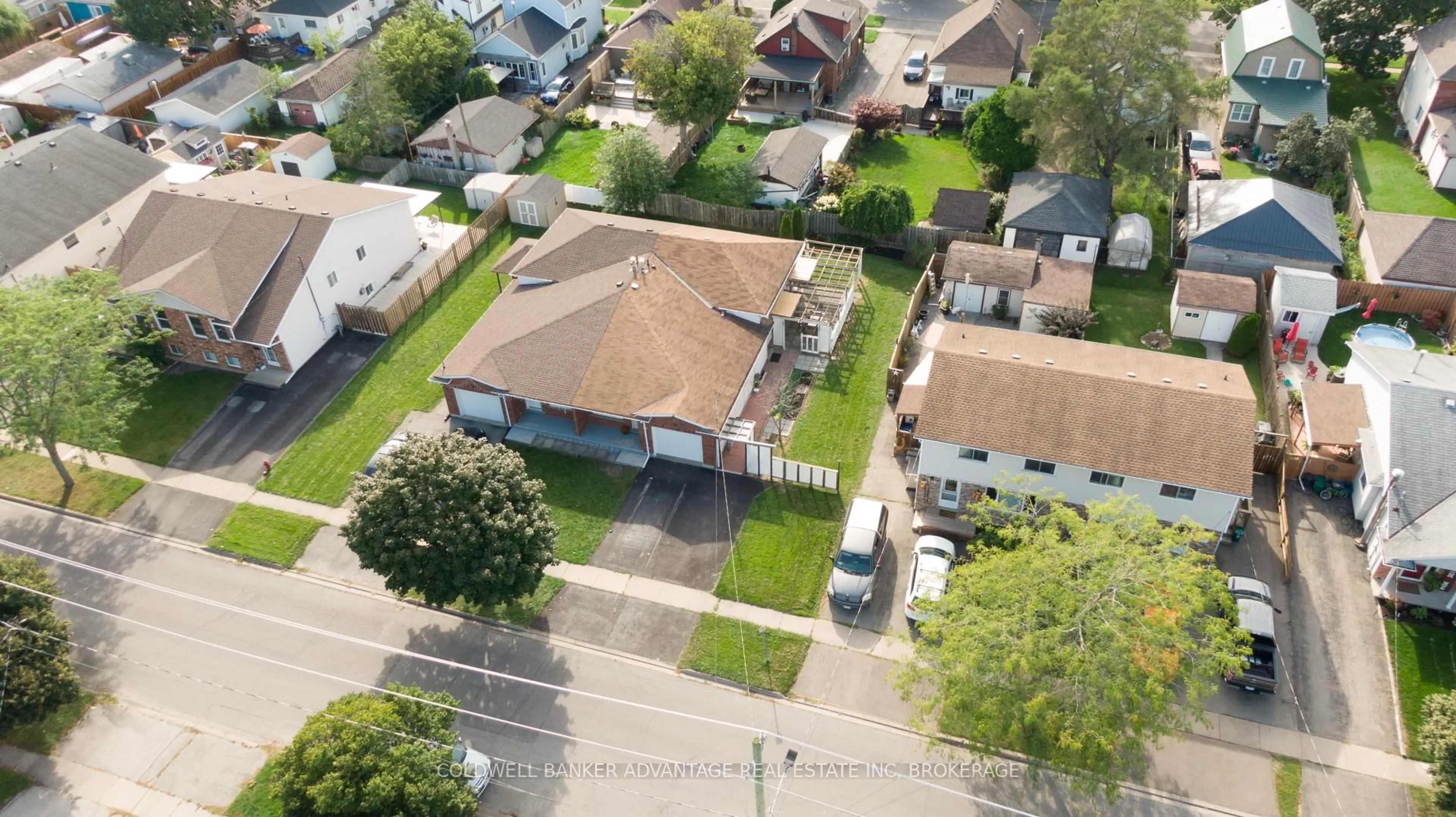A pic from outside/outdoor area/front of a property/back of a property/a pic from drone, street for 140 Commercial St, Welland Ontario L3B 5Z3