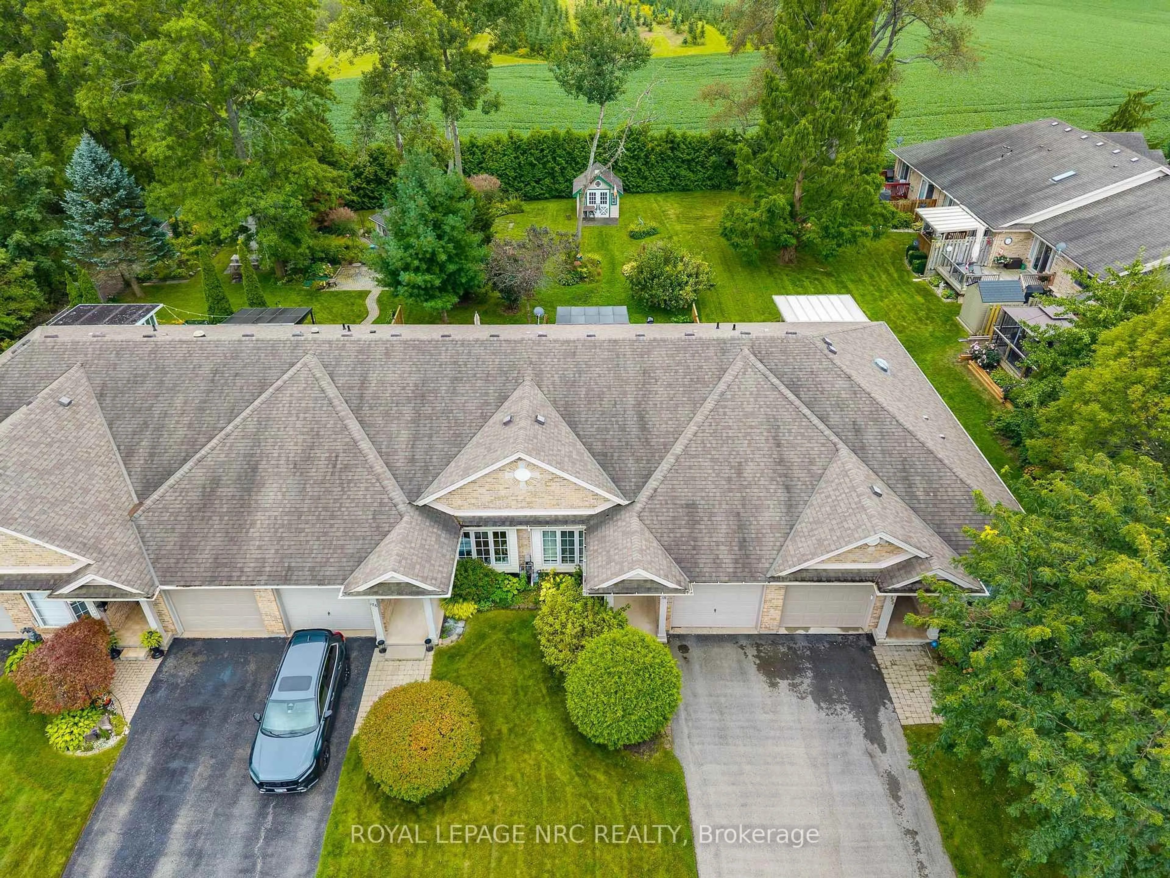 A pic from outside/outdoor area/front of a property/back of a property/a pic from drone, street for 178 BECKETT Cres, Pelham Ontario L0S 1E4