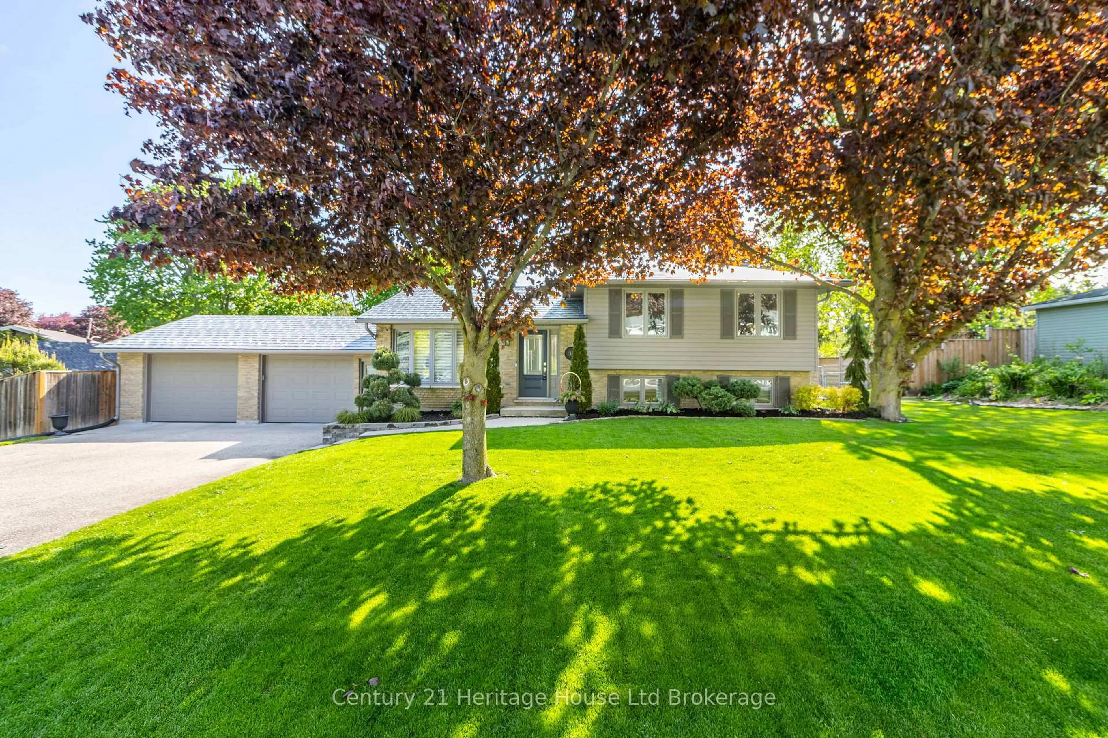 A pic from outside/outdoor area/front of a property/back of a property/a pic from drone, street for 11 Millard St, South-West Oxford Ontario N4S 7V6