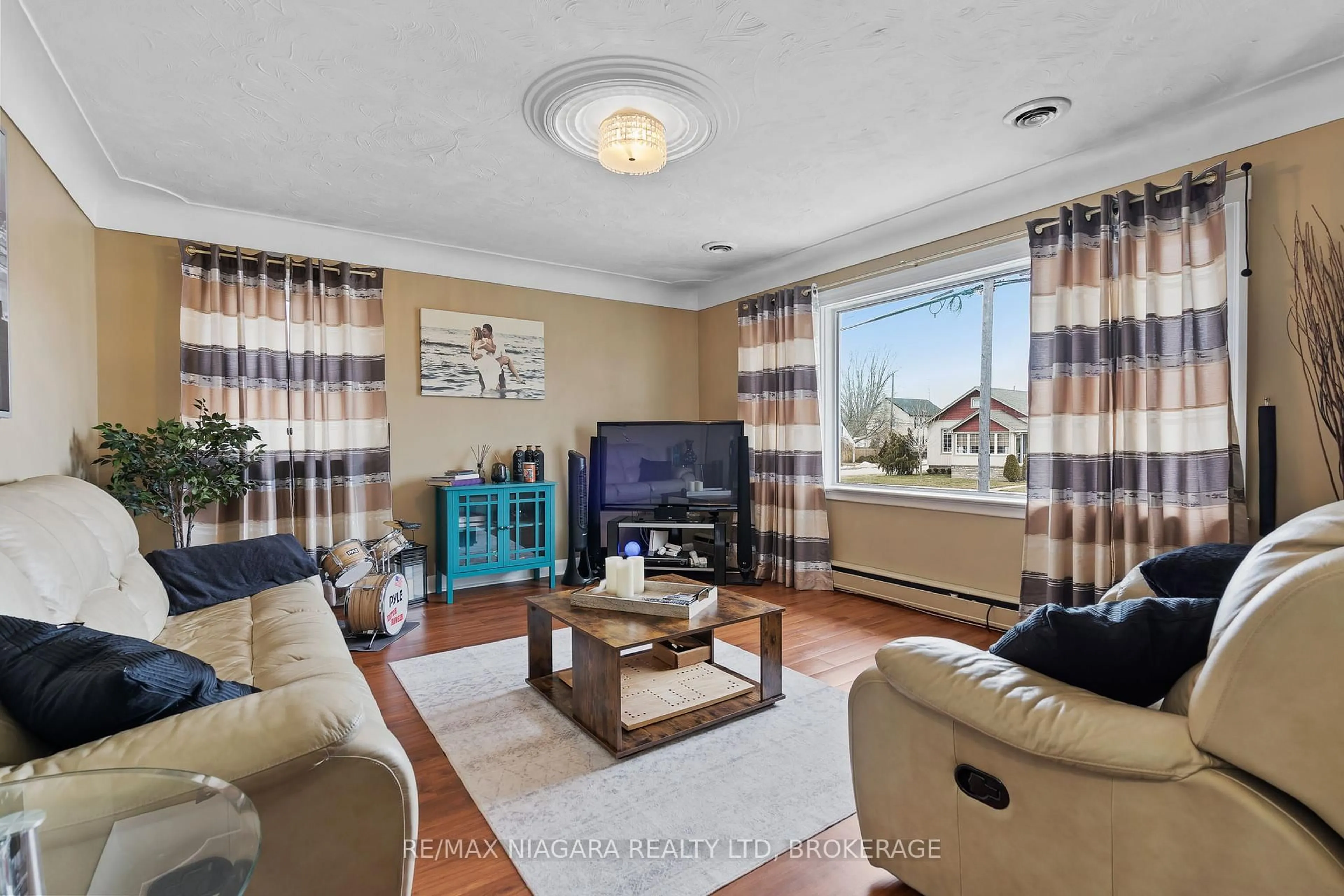 Living room with furniture, unknown for 506 Main St, Port Colborne Ontario L3K 3W6