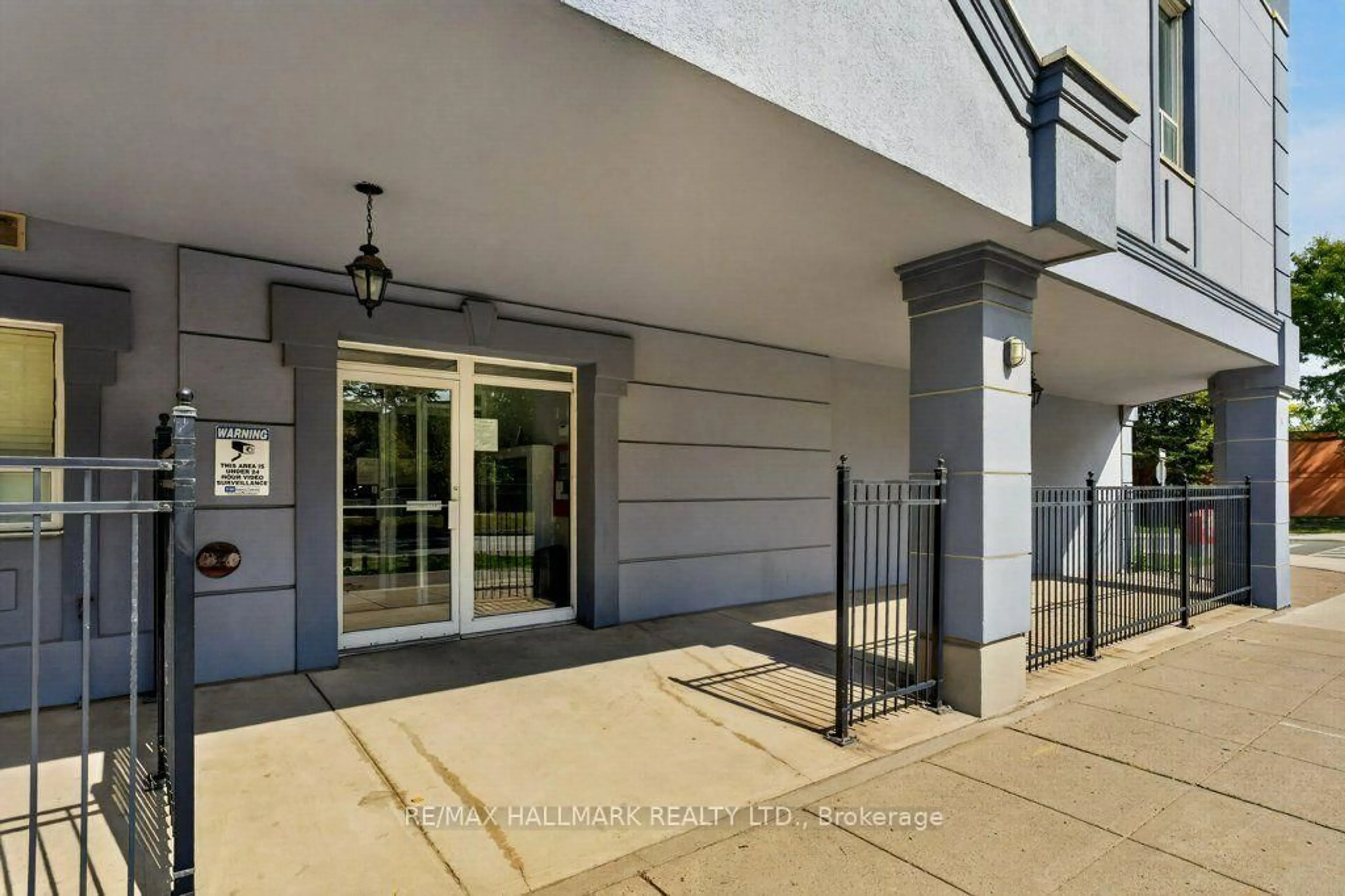 Indoor foyer for 400 York Blvd #203, Hamilton Ontario L8R 3M5