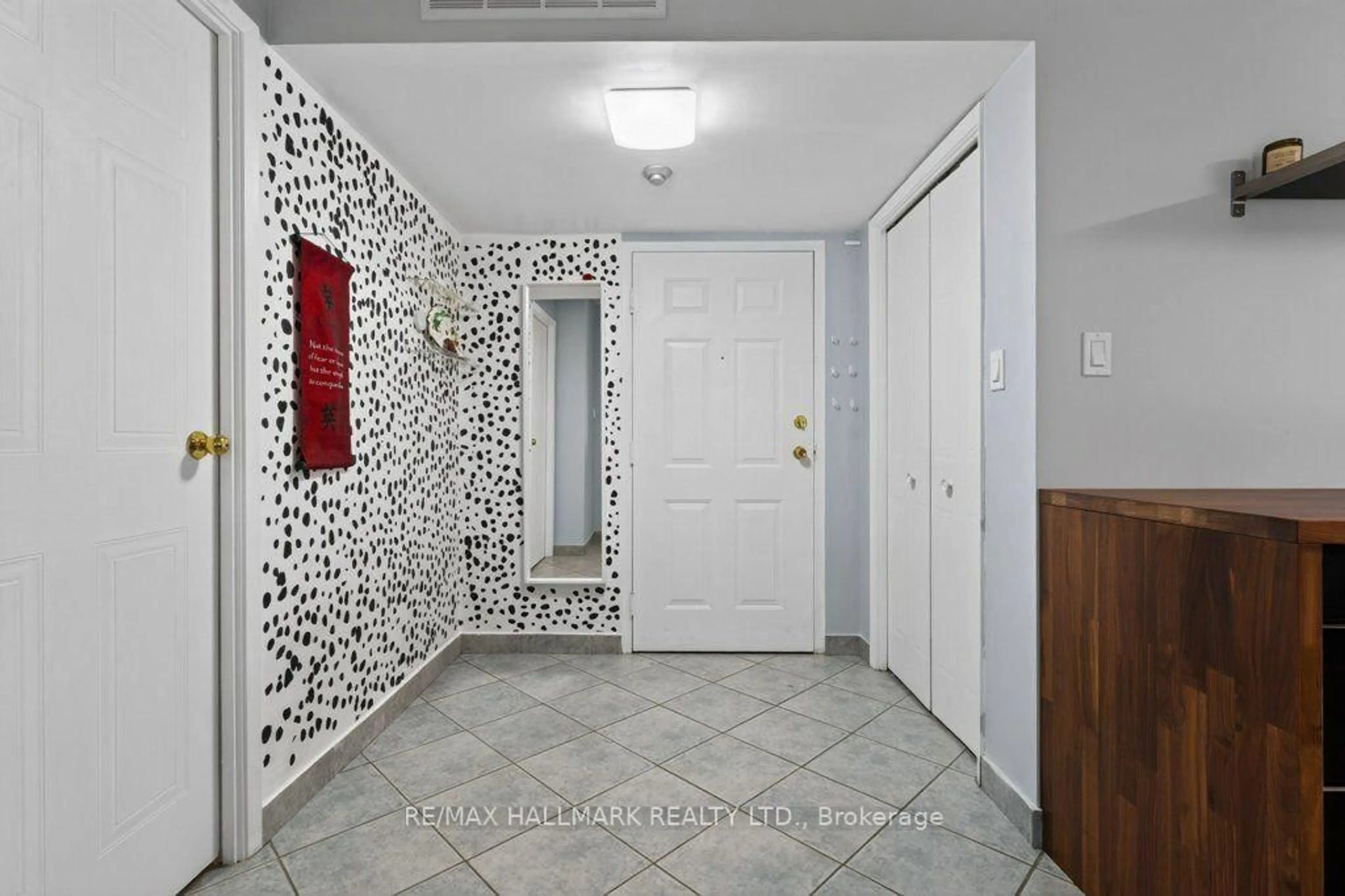Indoor entryway for 400 York Blvd #203, Hamilton Ontario L8R 3M5