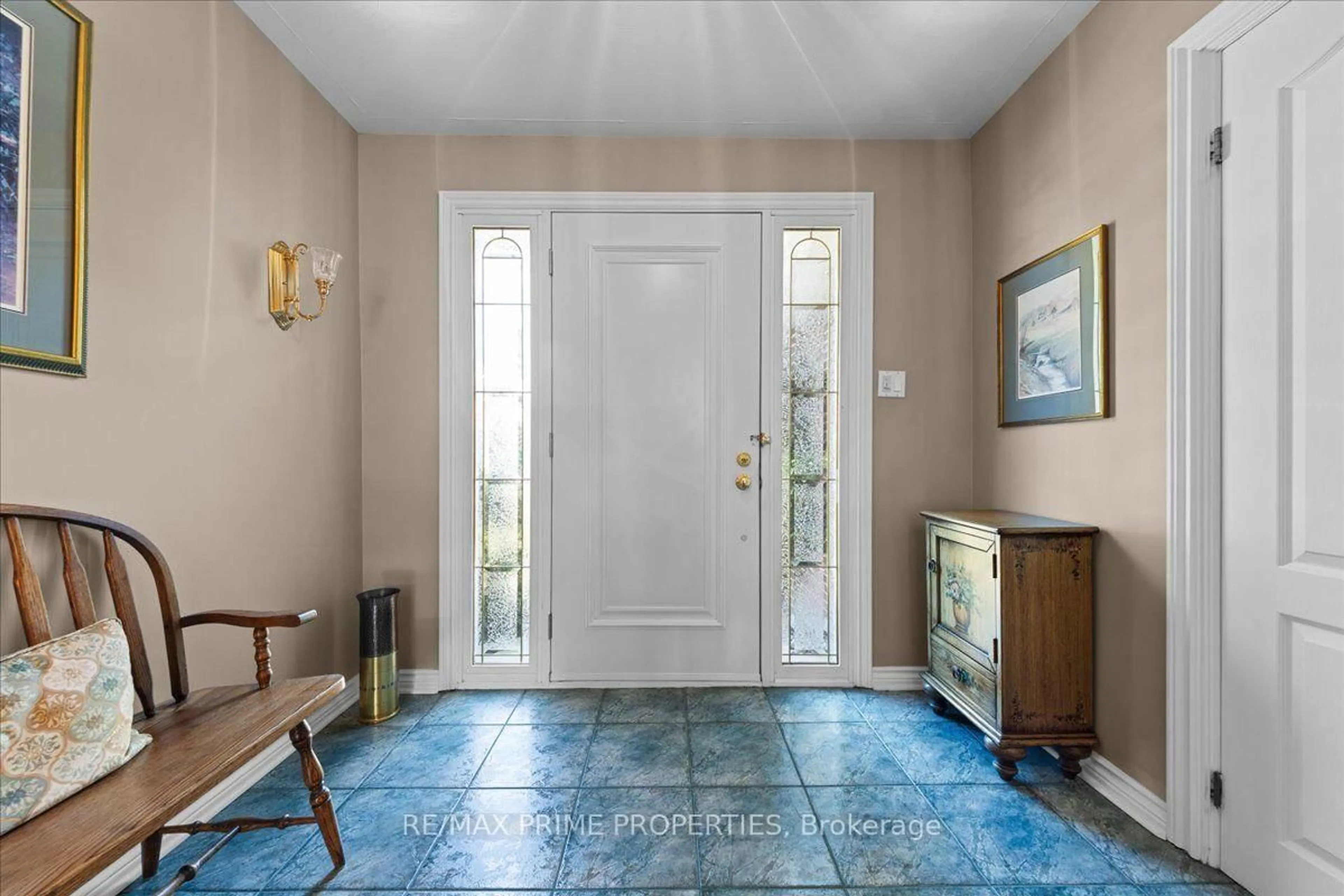 Indoor entryway for 1020 Driftwood Cres, Orleans Ontario K1C 2P1