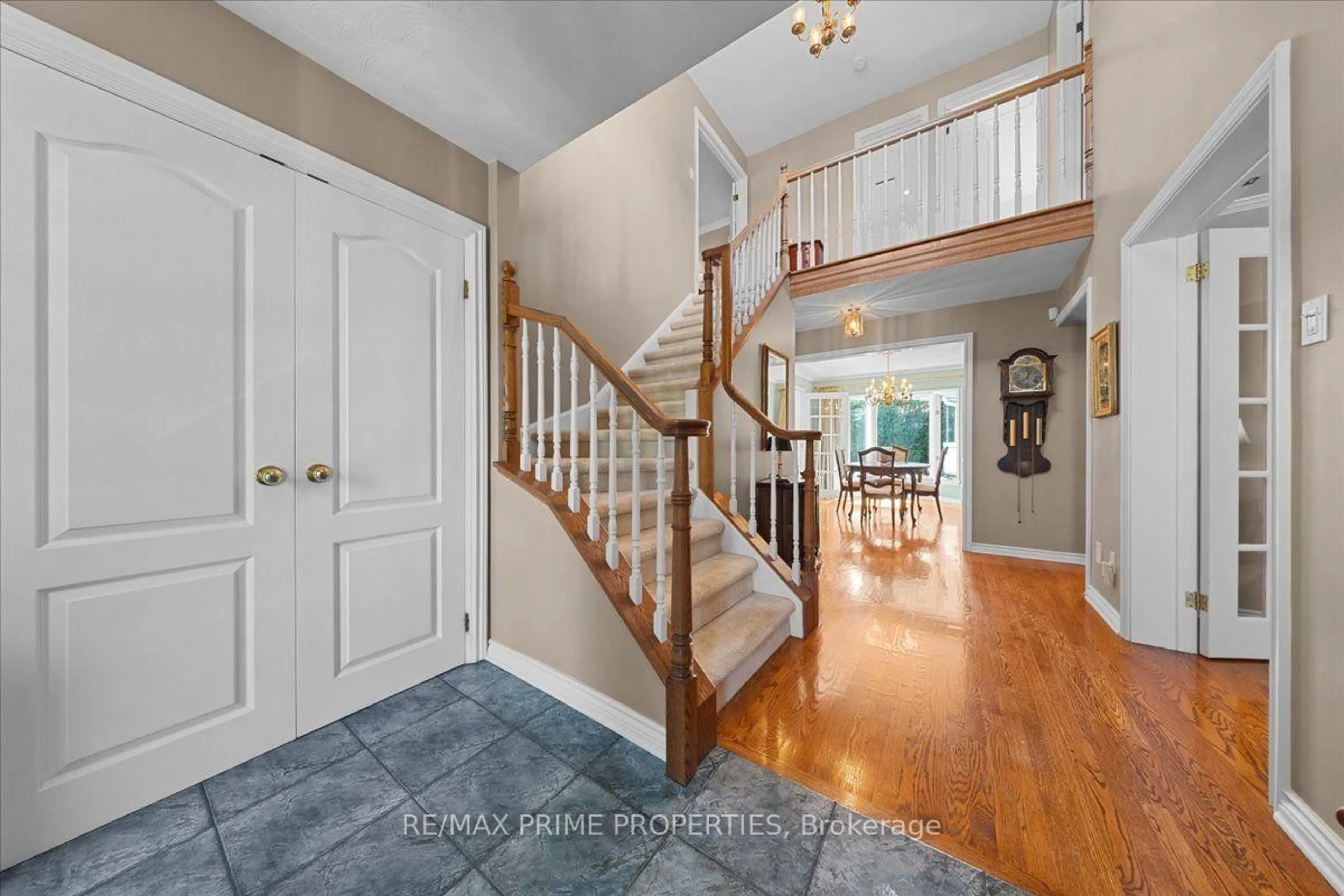 Indoor entryway for 1020 Driftwood Cres, Orleans Ontario K1C 2P1