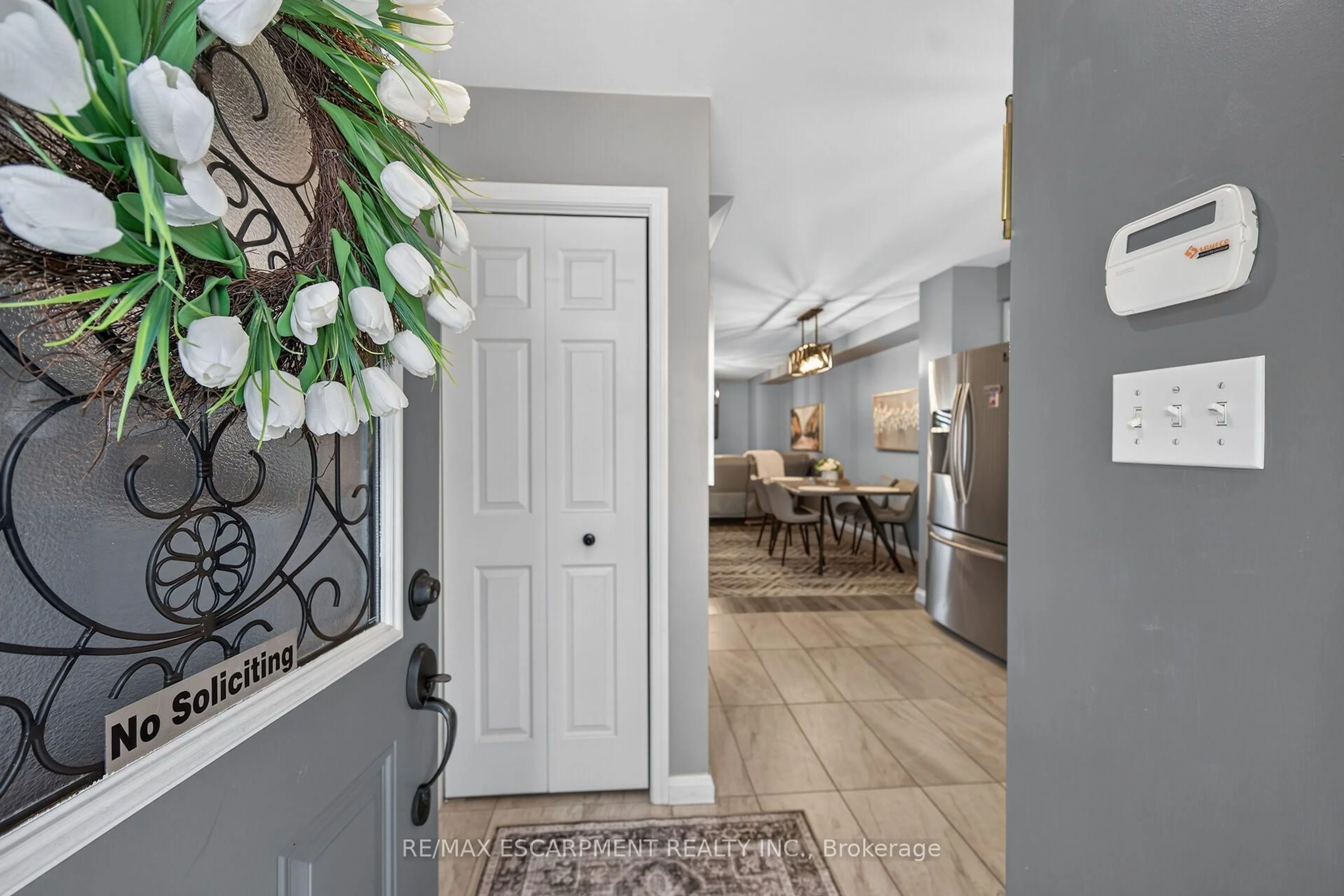 Indoor entryway for 1328 Upper Sherman Ave #17, Hamilton Ontario L8W 1C2