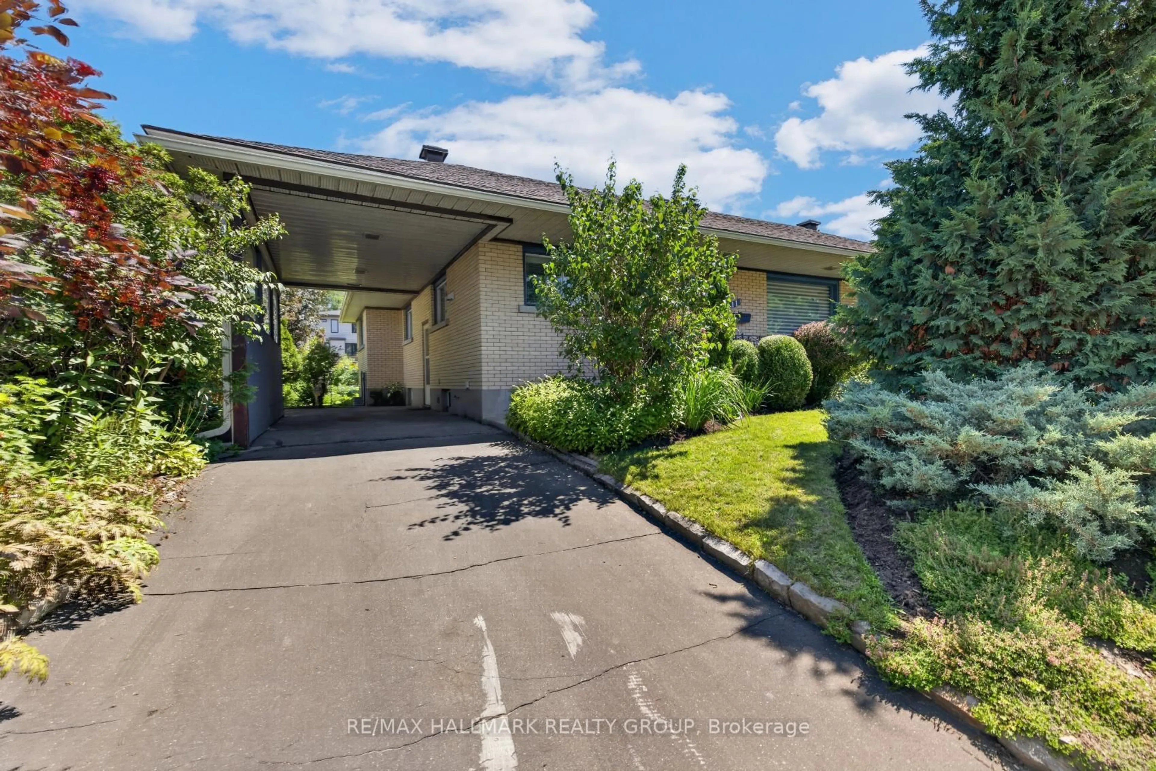 A pic from outside/outdoor area/front of a property/back of a property/a pic from drone, street for 811 Iroquois Rd, Ottawa Ontario K2A 3N3