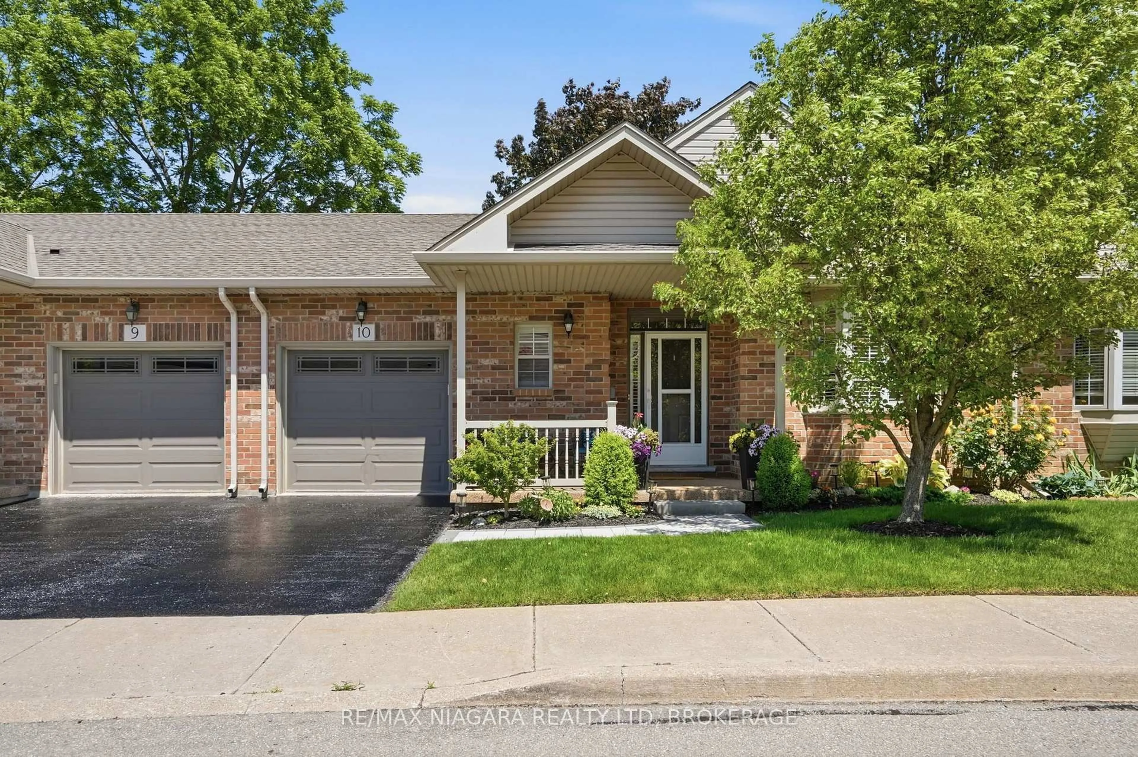 Home with brick exterior material, street for 99 Linwell Rd #10, St. Catharines Ontario L2N 1R6