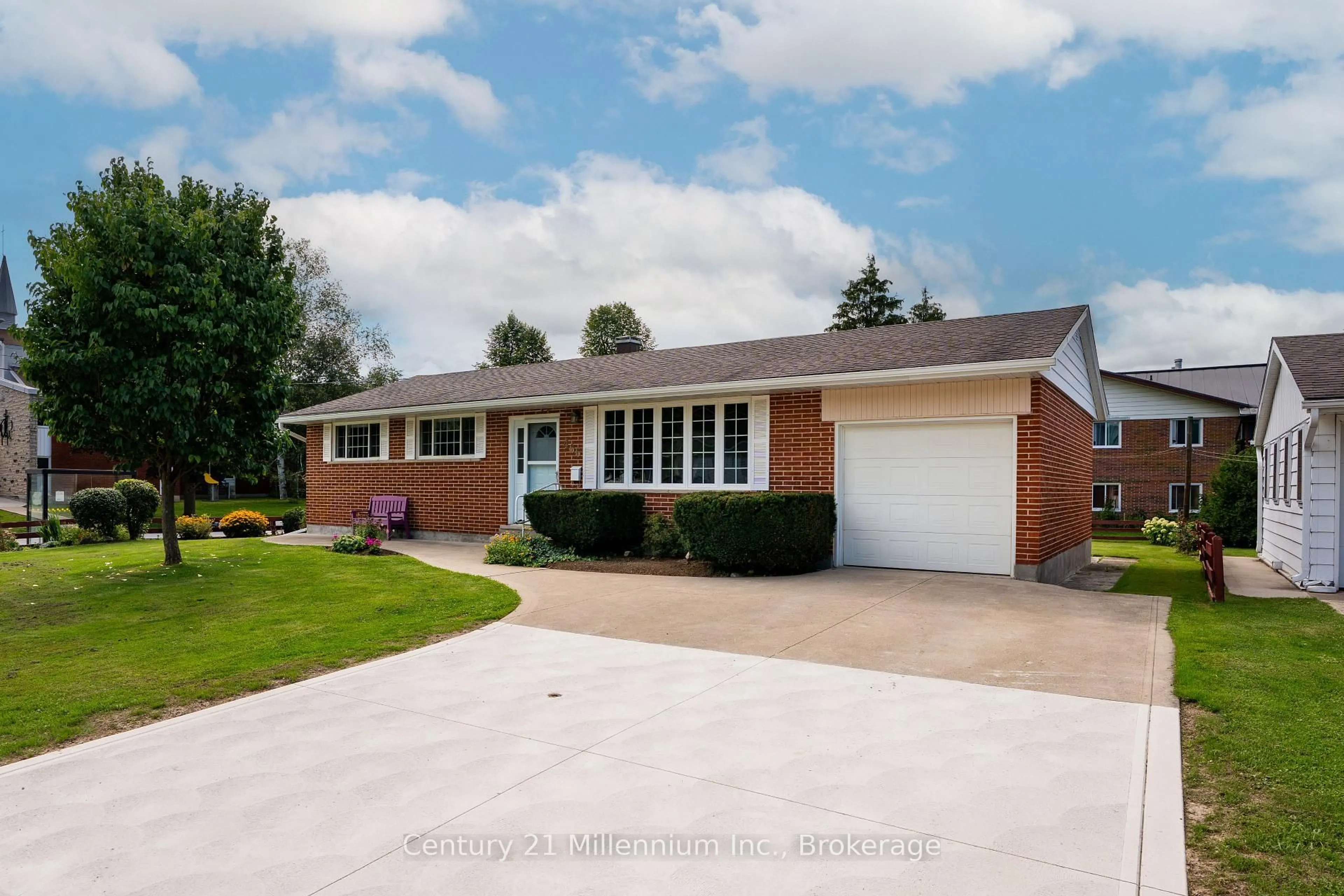 Home with brick exterior material, street for 466 7th Ave, Owen Sound Ontario N4K 2X4