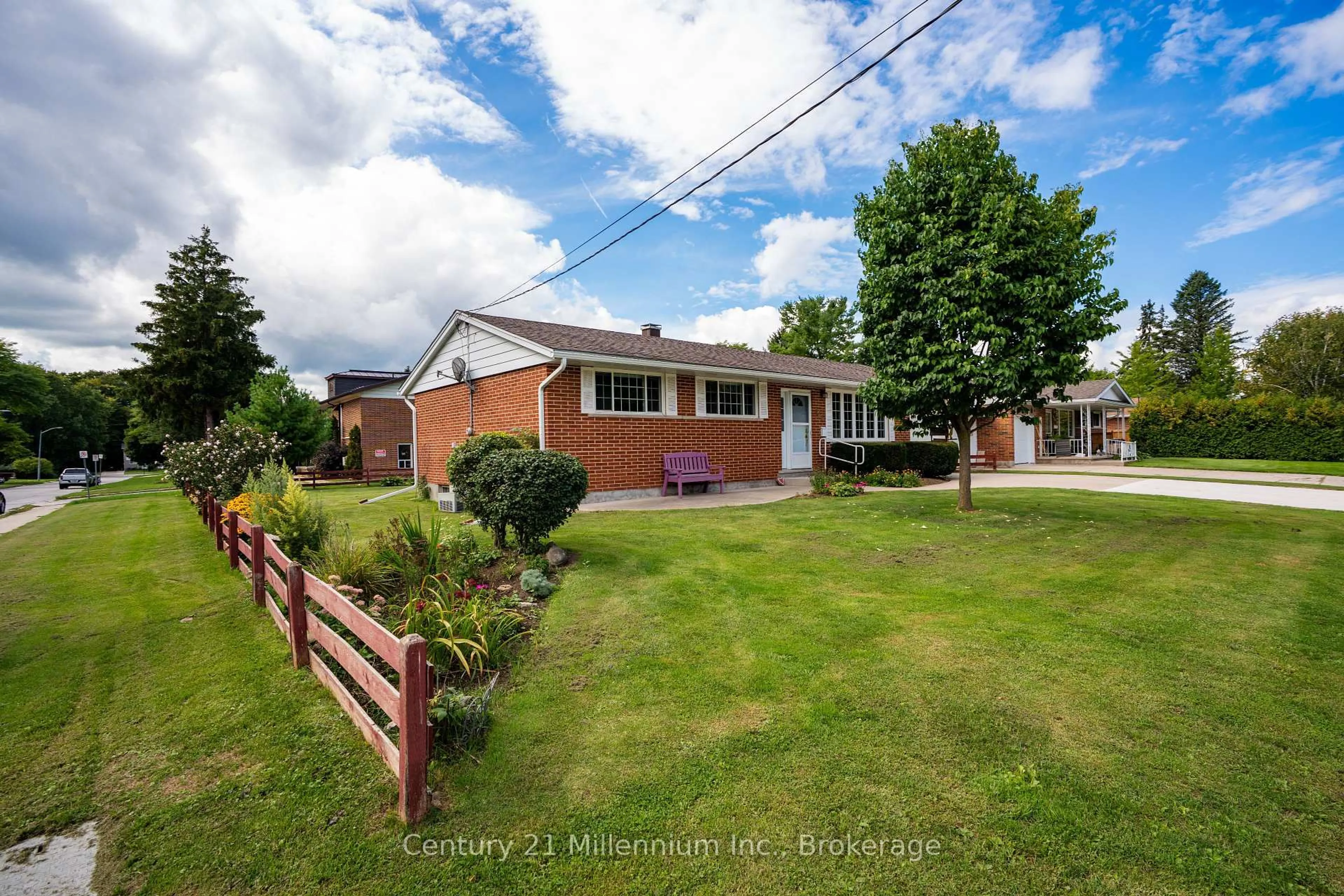 A pic from outside/outdoor area/front of a property/back of a property/a pic from drone, street for 466 7th Ave, Owen Sound Ontario N4K 2X4