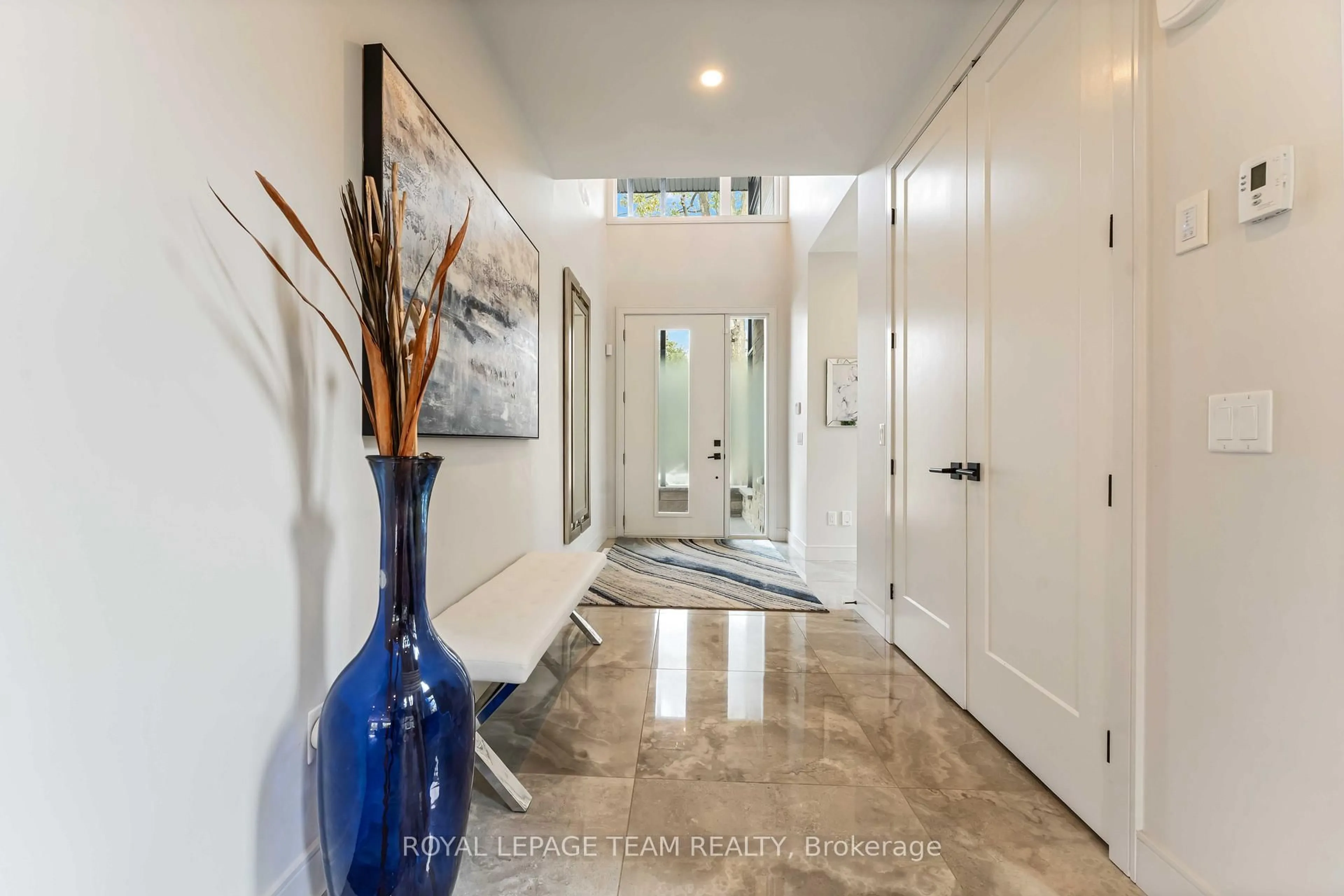 Indoor entryway for 1546 Claymor Ave, Ottawa Ontario K2C 1T1