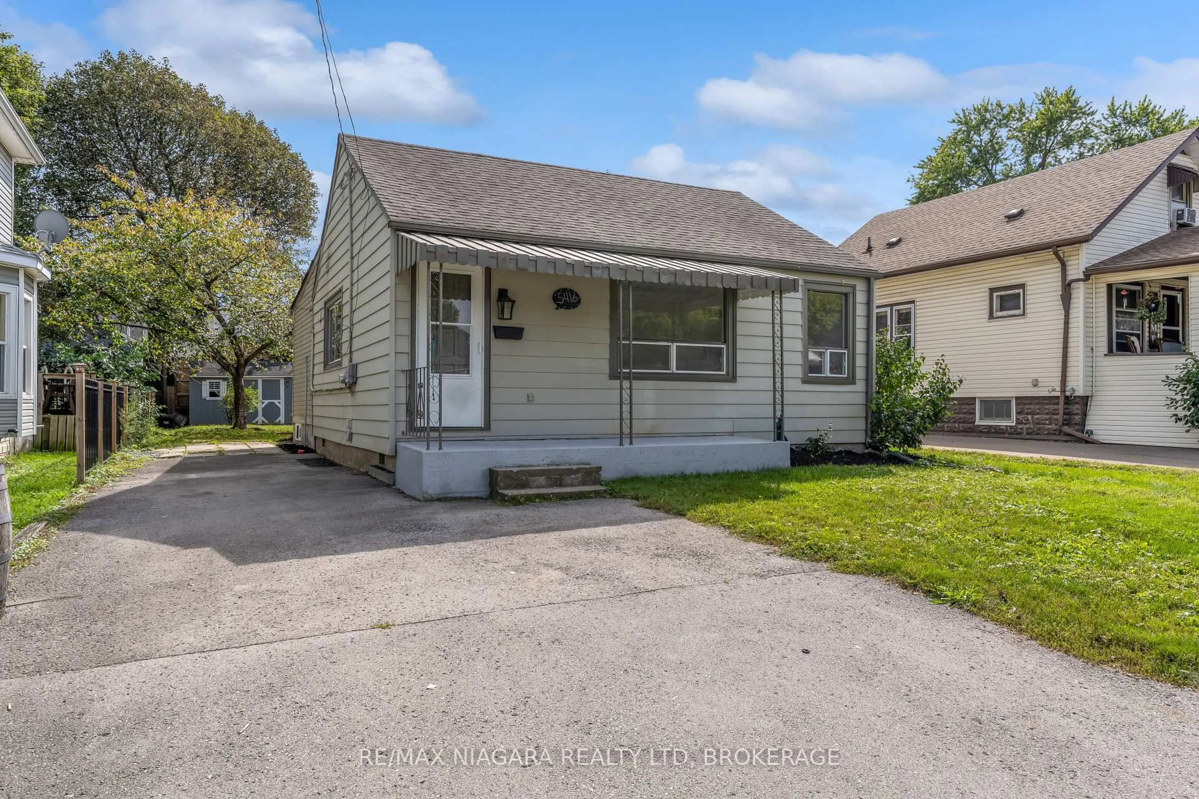 Home with vinyl exterior material, street for 5416 Hamilton St, Niagara Falls Ontario L2E 2W6
