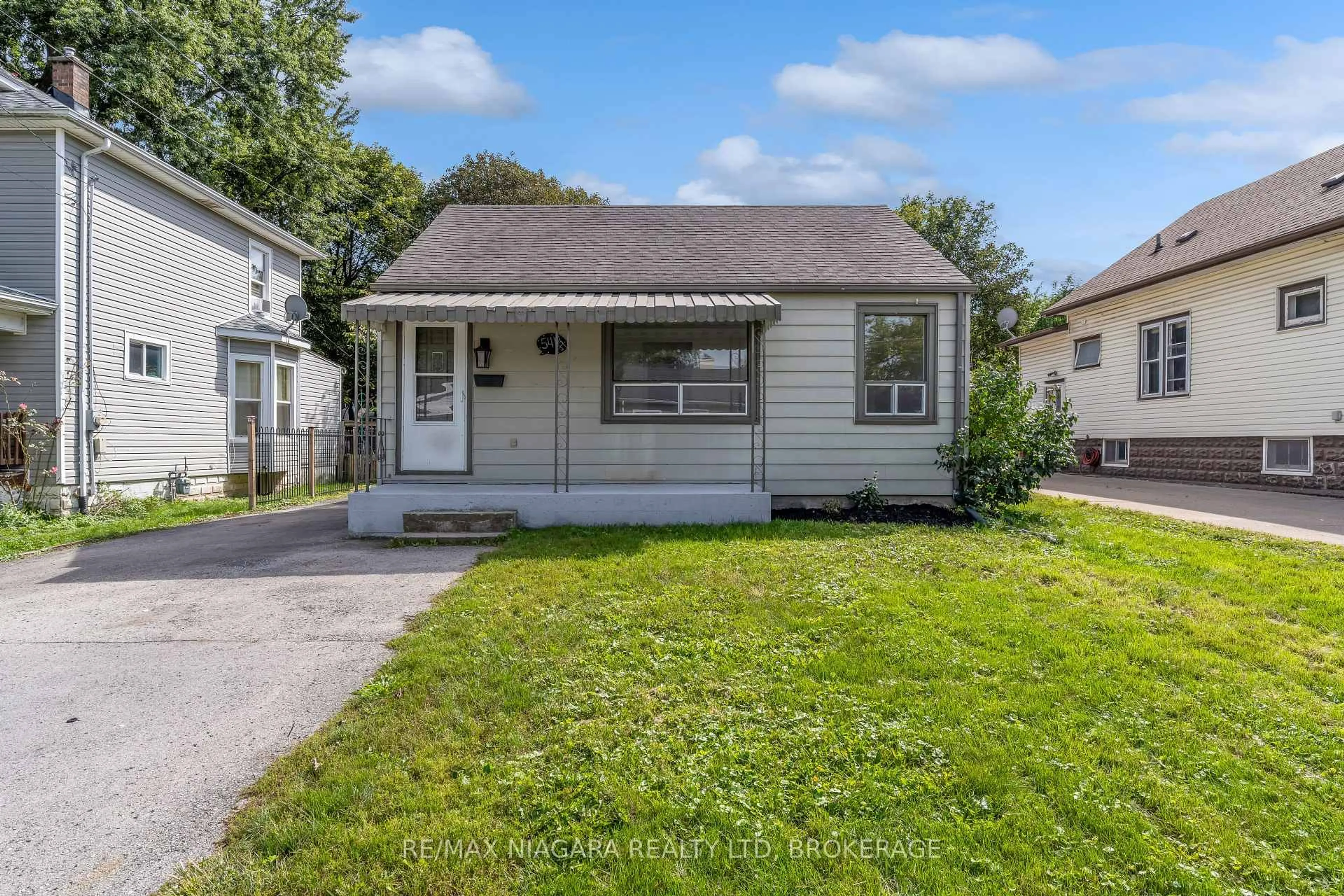 Home with vinyl exterior material, street for 5416 Hamilton St, Niagara Falls Ontario L2E 2W6