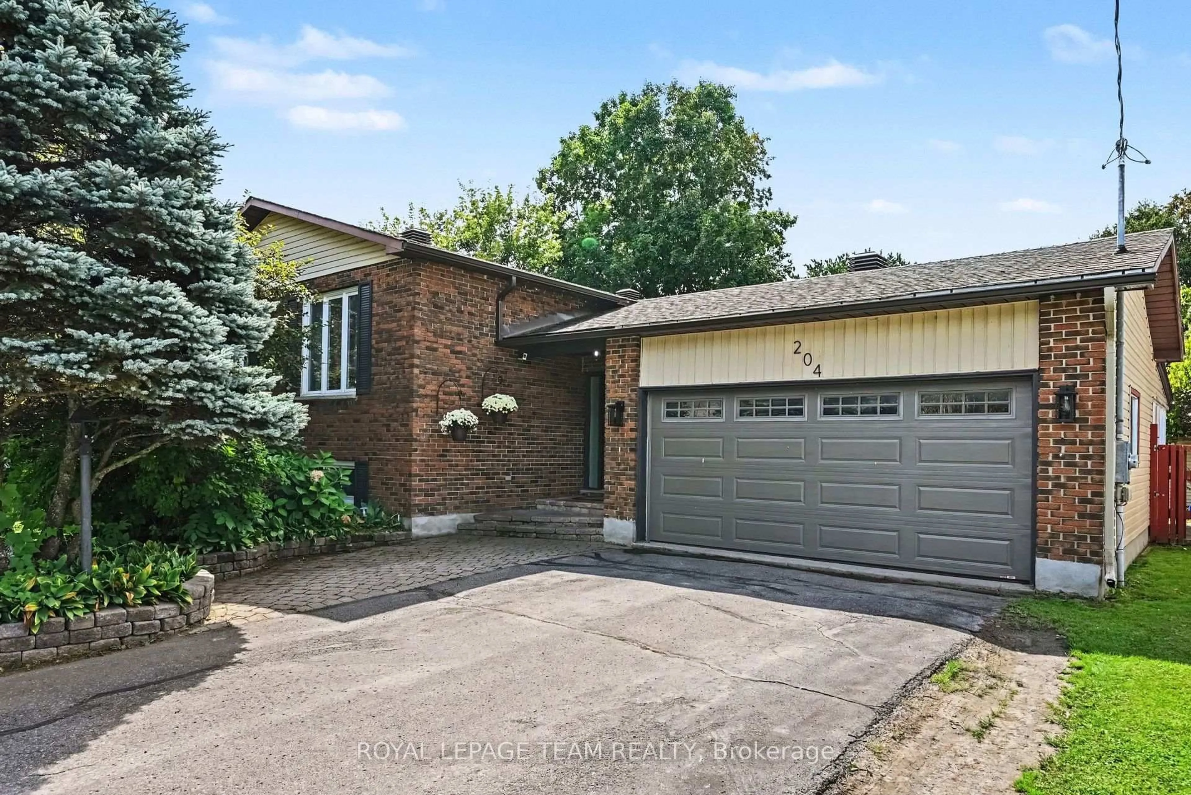 Home with brick exterior material, street for 204 Grace Ave, Russell Ontario K4R 1B4