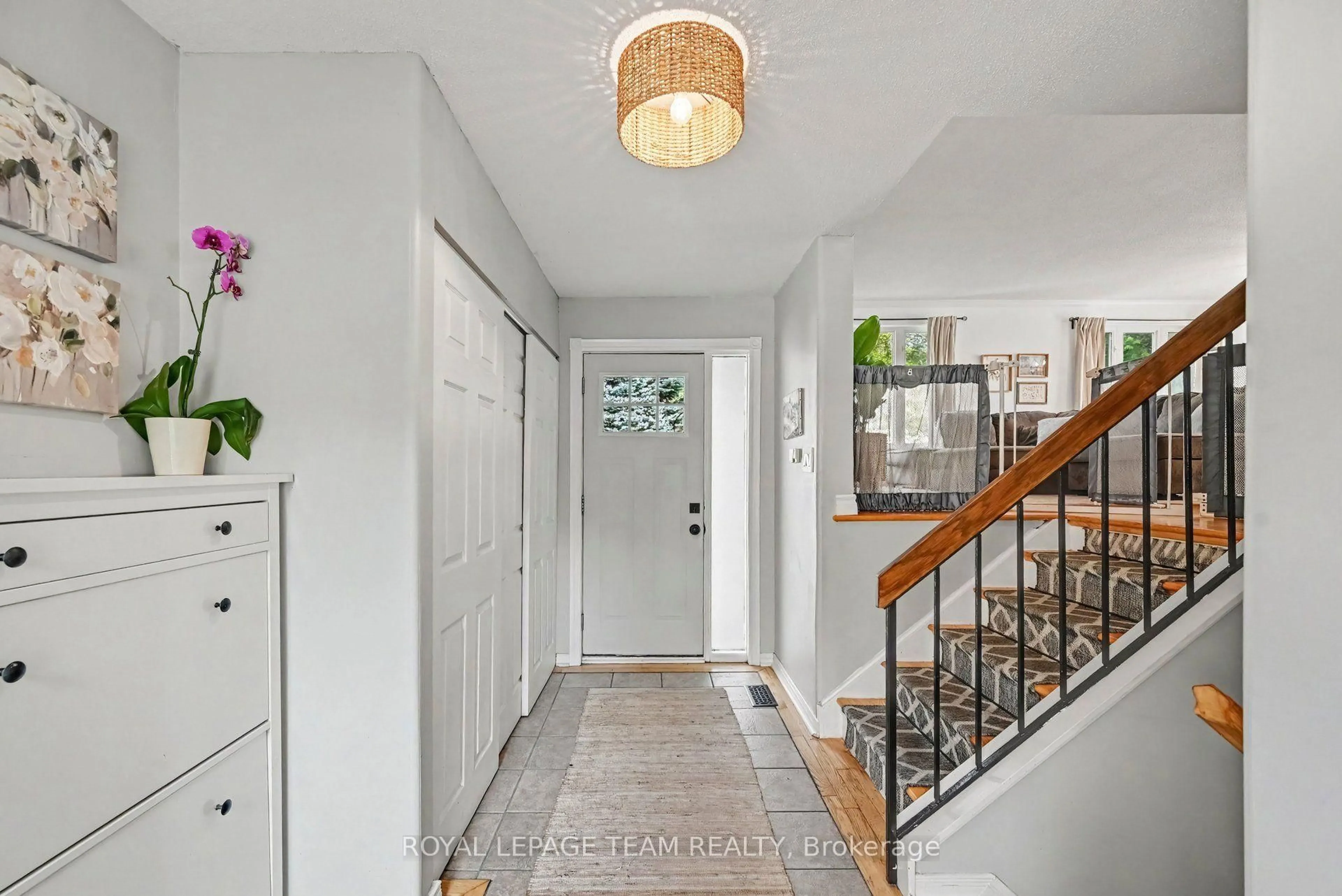 Indoor entryway for 204 Grace Ave, Russell Ontario K4R 1B4
