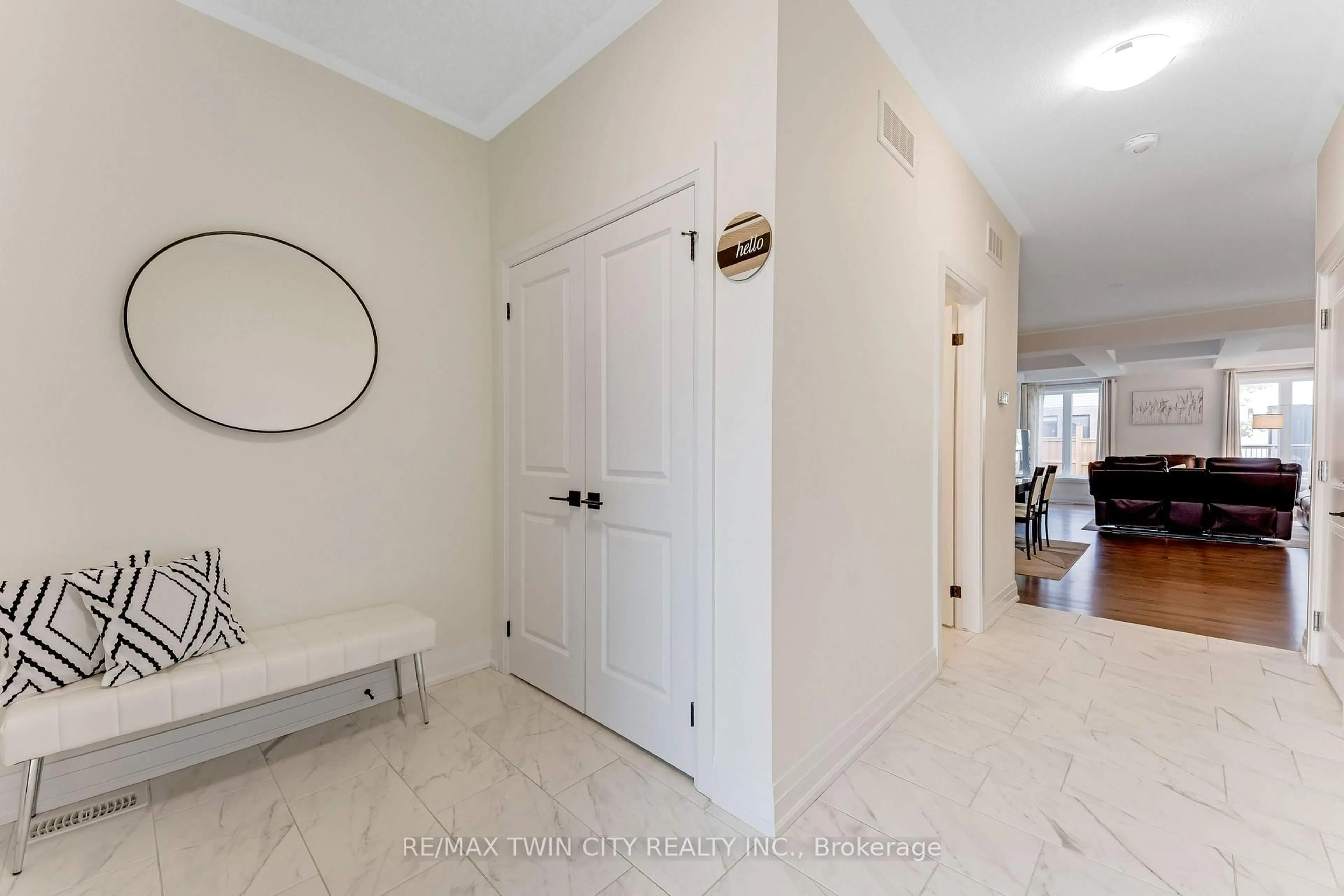 Indoor entryway for 27 Jacob Detweiller Dr, Kitchener Ontario N2P 0K7
