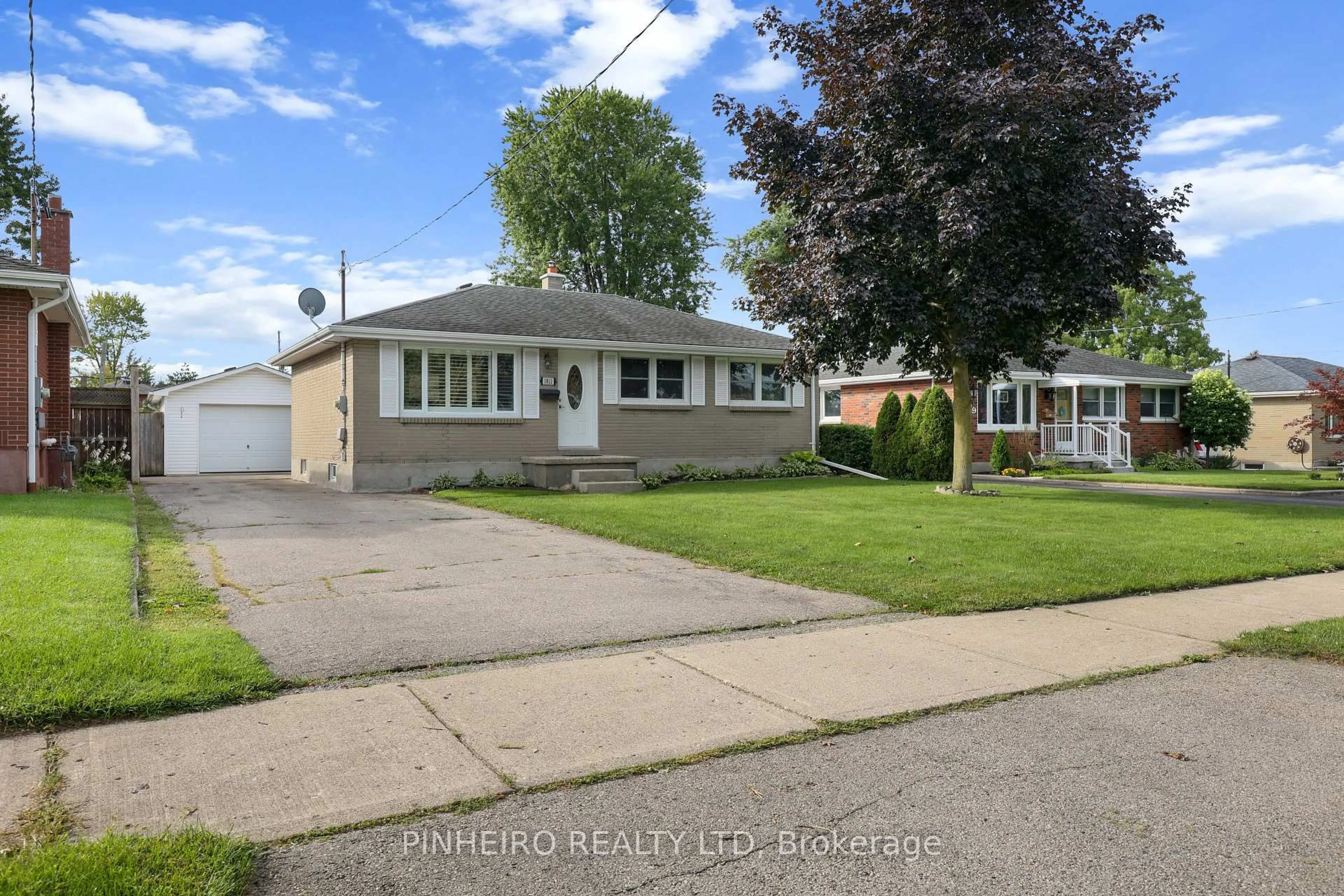 Home with vinyl exterior material, street for 1811 WHITEHALL Dr, London East Ontario N5W 1Z2