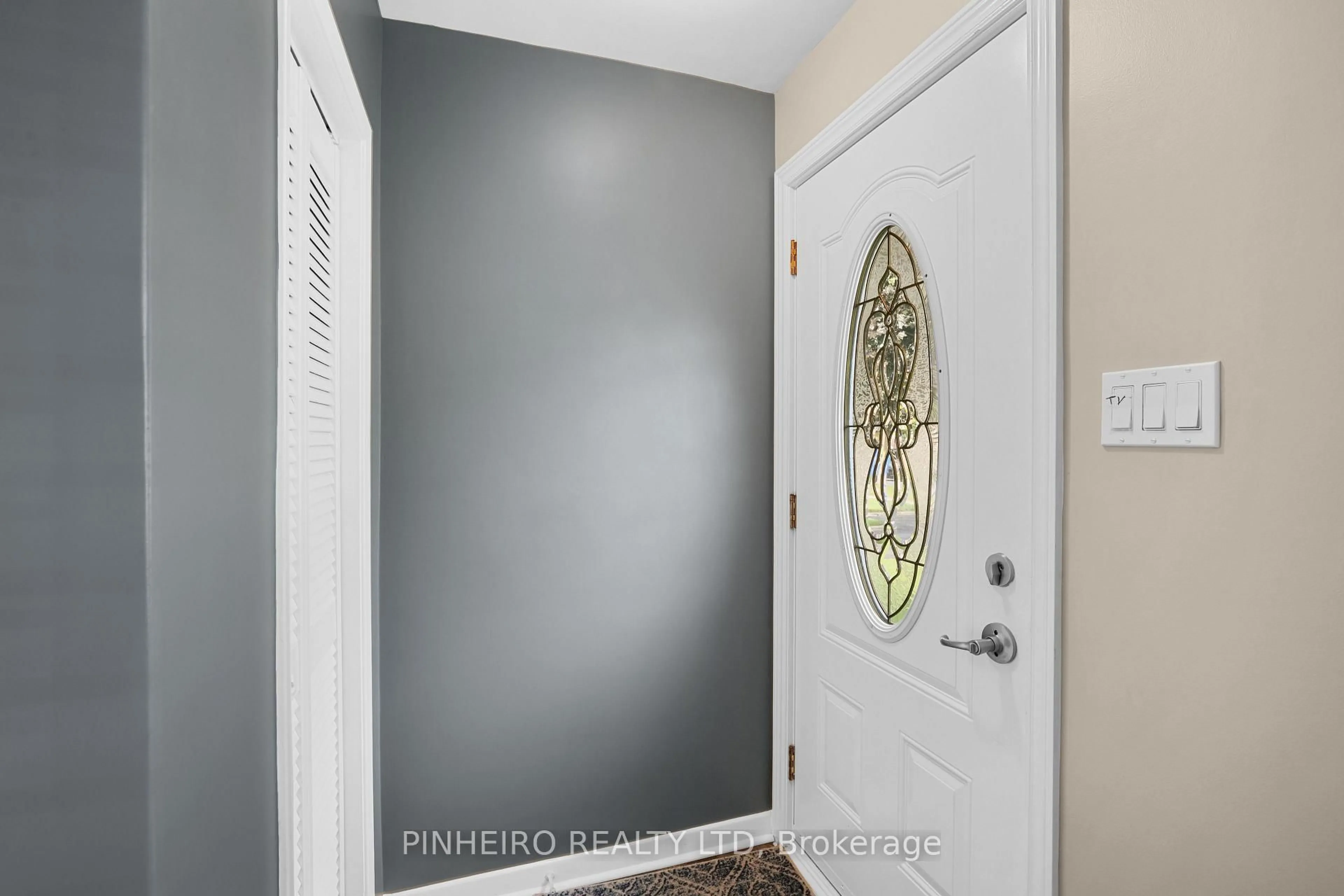 Indoor entryway for 1811 WHITEHALL Dr, London East Ontario N5W 1Z2