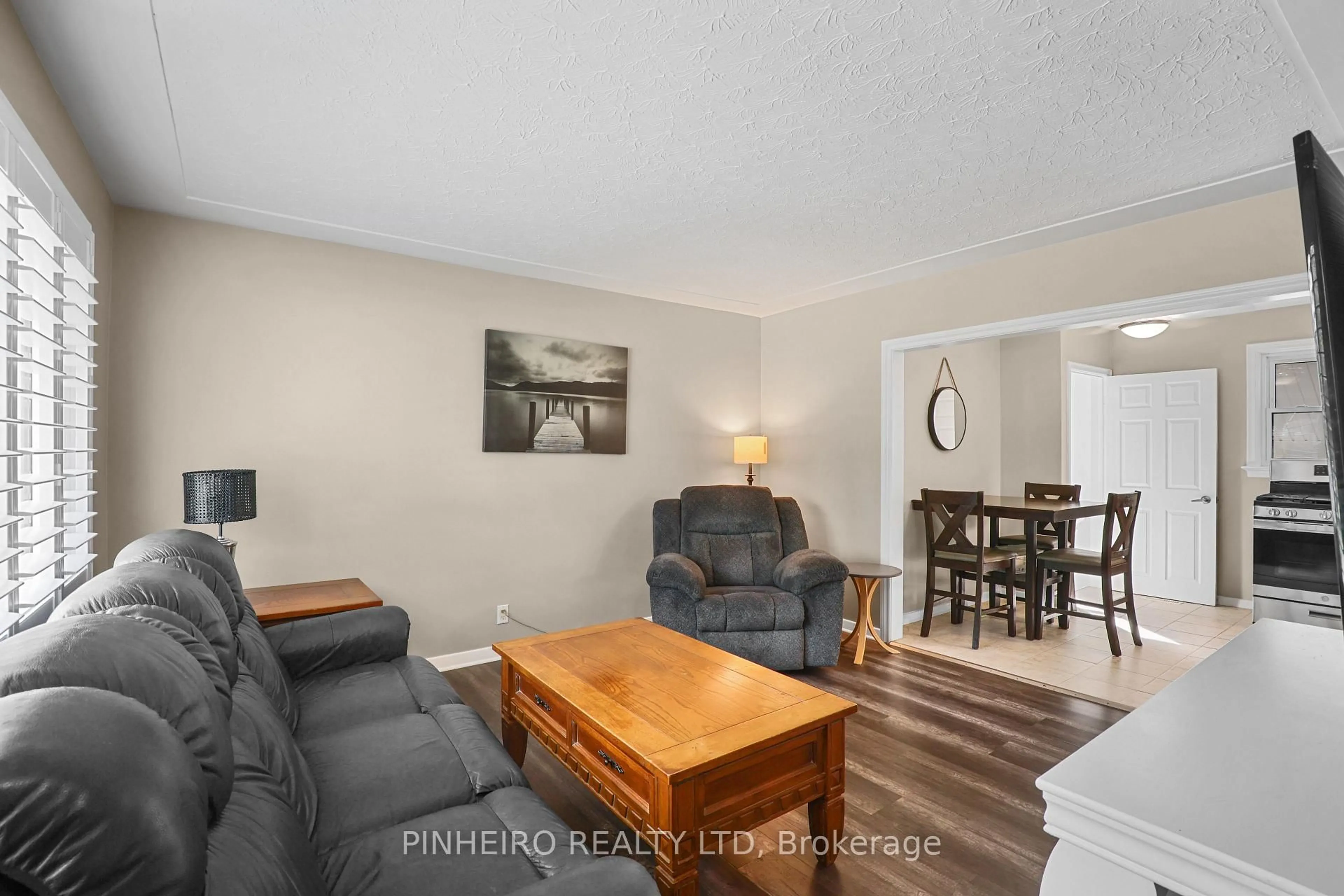 Living room with furniture, wood/laminate floor for 1811 WHITEHALL Dr, London East Ontario N5W 1Z2