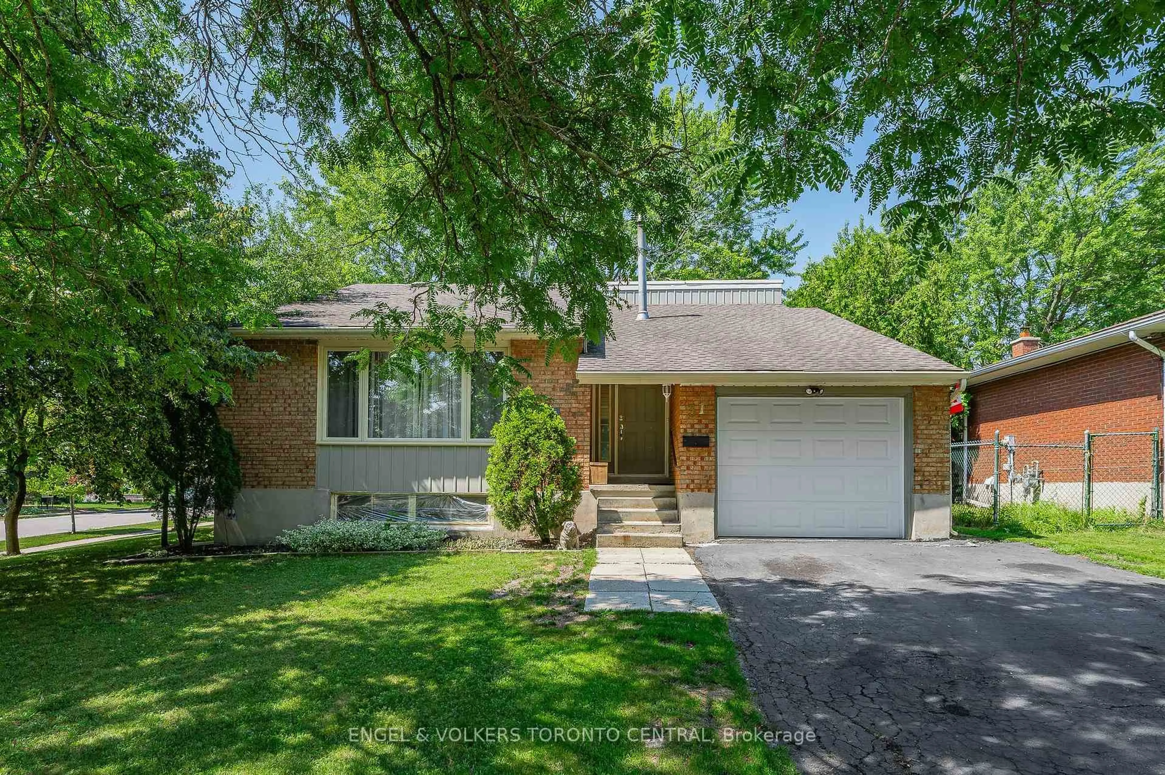 Home with brick exterior material, street for 31 Mulberry Lane, Waterloo Ontario N2L 5L4