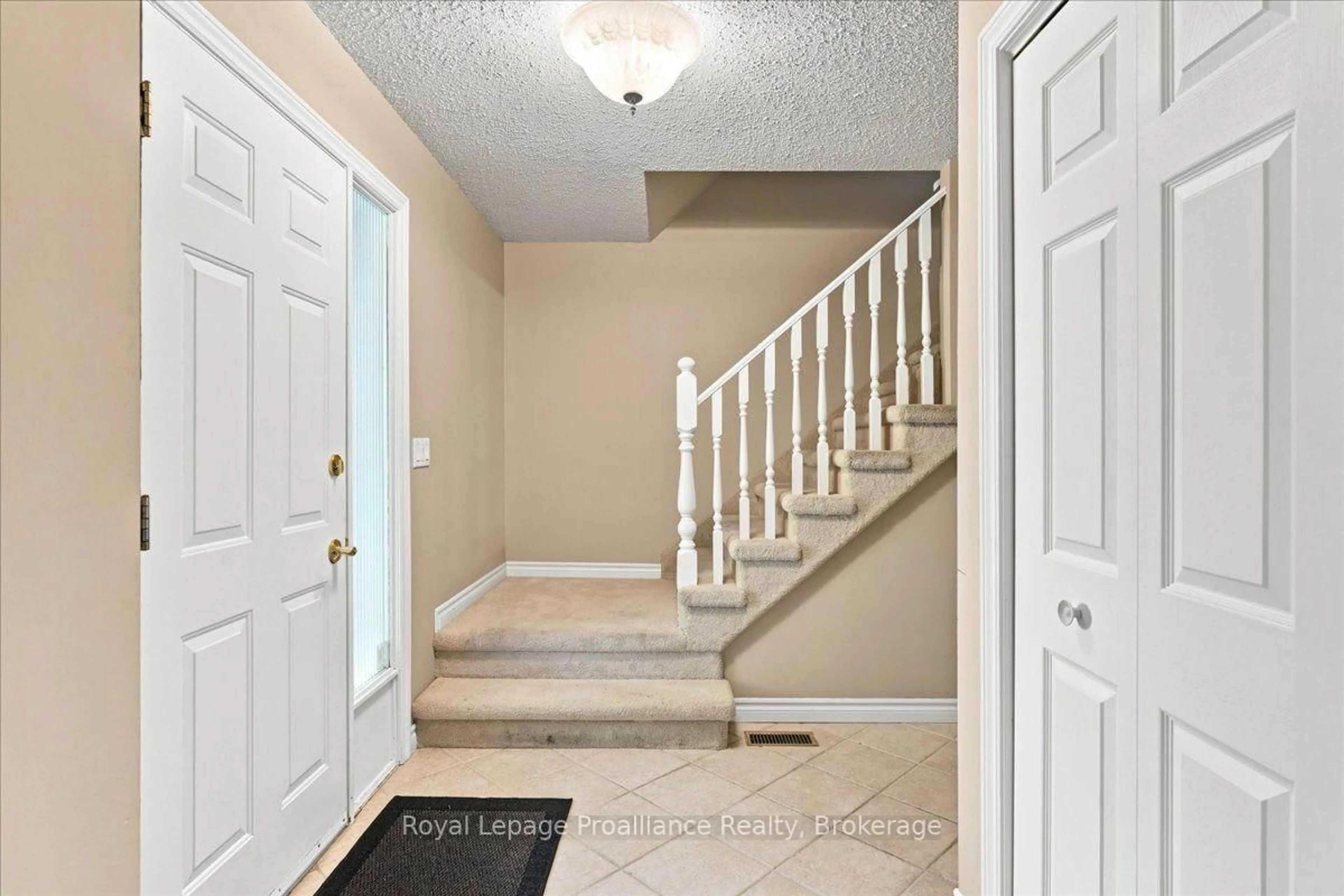 Indoor entryway for 125 Tracey Park Dr, Belleville Ontario K8P 5C7