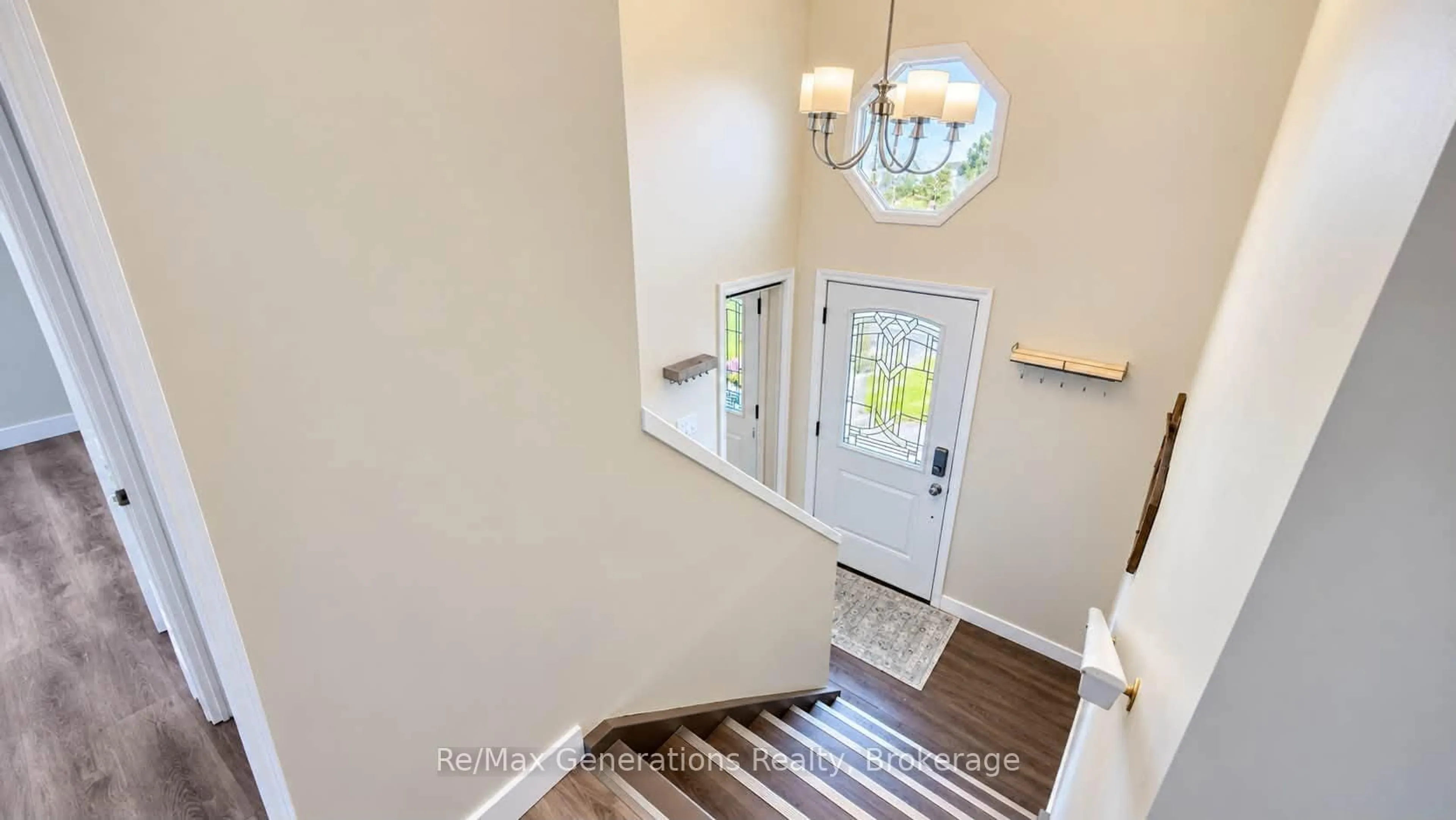 Indoor entryway for 151 Iris Cres, Thunder Bay Ontario P7A 8A1