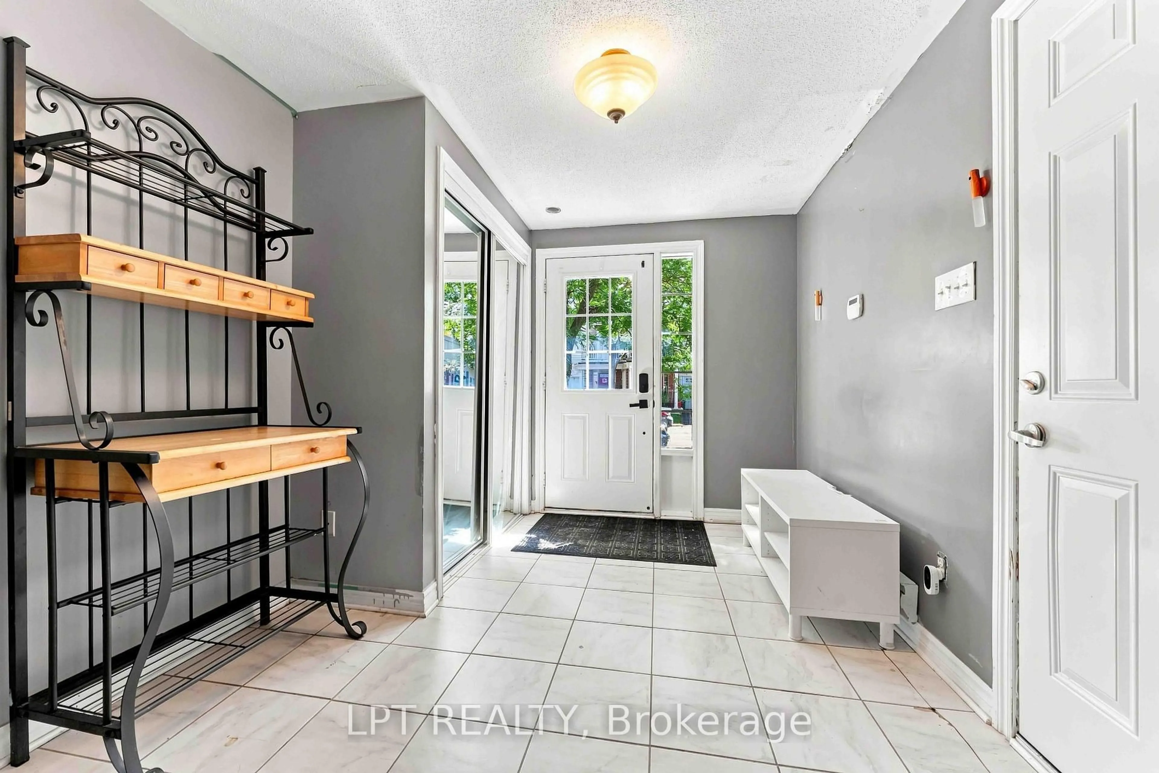 Indoor entryway for 503 Sedgebrook Way, Stittsville Ontario K2S 0M3
