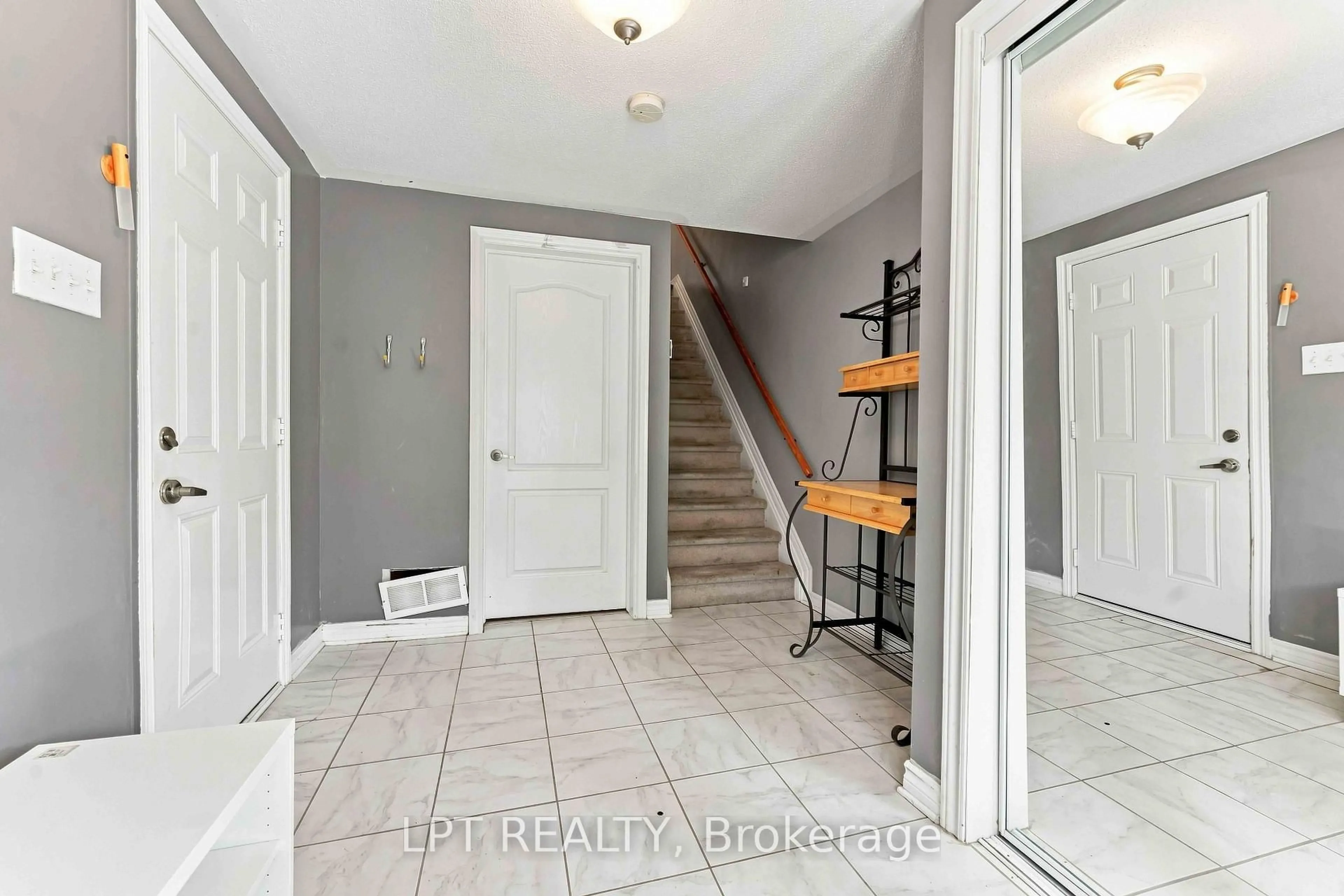 Indoor entryway for 503 Sedgebrook Way, Stittsville Ontario K2S 0M3
