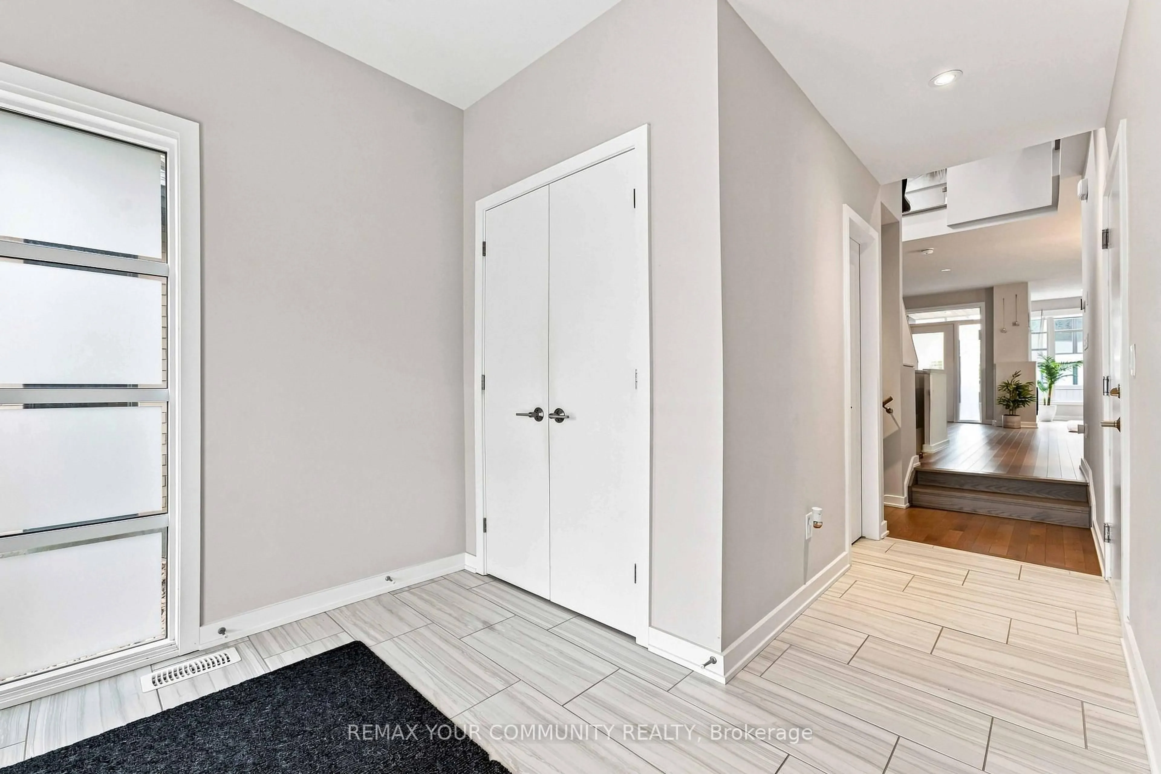 Indoor entryway for 664 Odyssey Way, Ottawa Ontario K1T 0T5