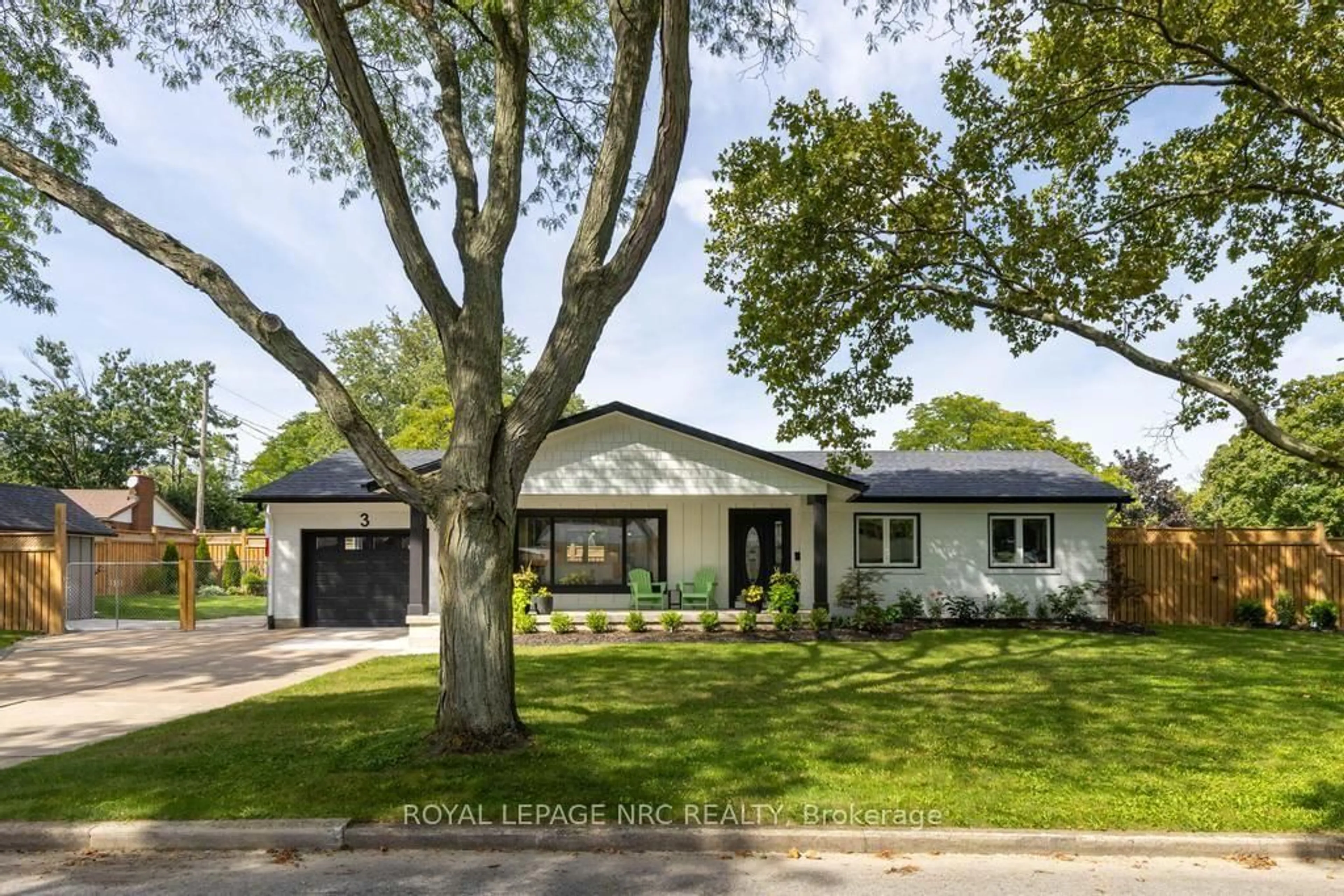 Home with vinyl exterior material, street for 3 Glenayr Pl, St. Catharines Ontario L2T 2A2