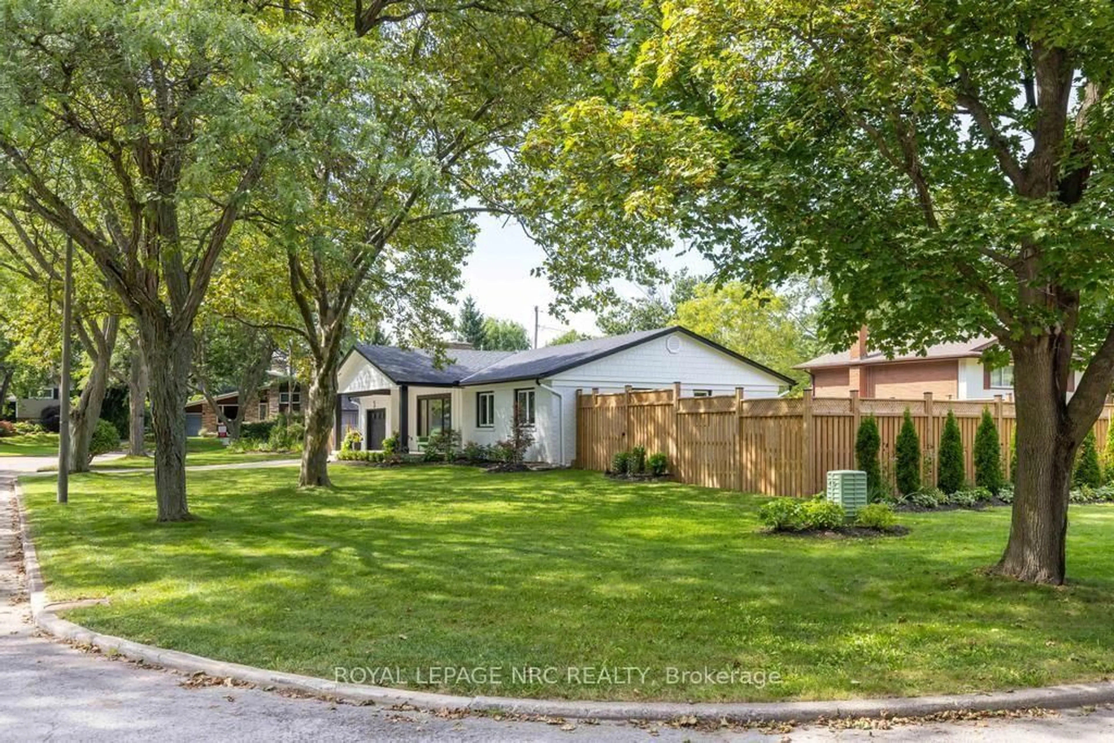 Unknown for 3 Glenayr Pl, St. Catharines Ontario L2T 2A2