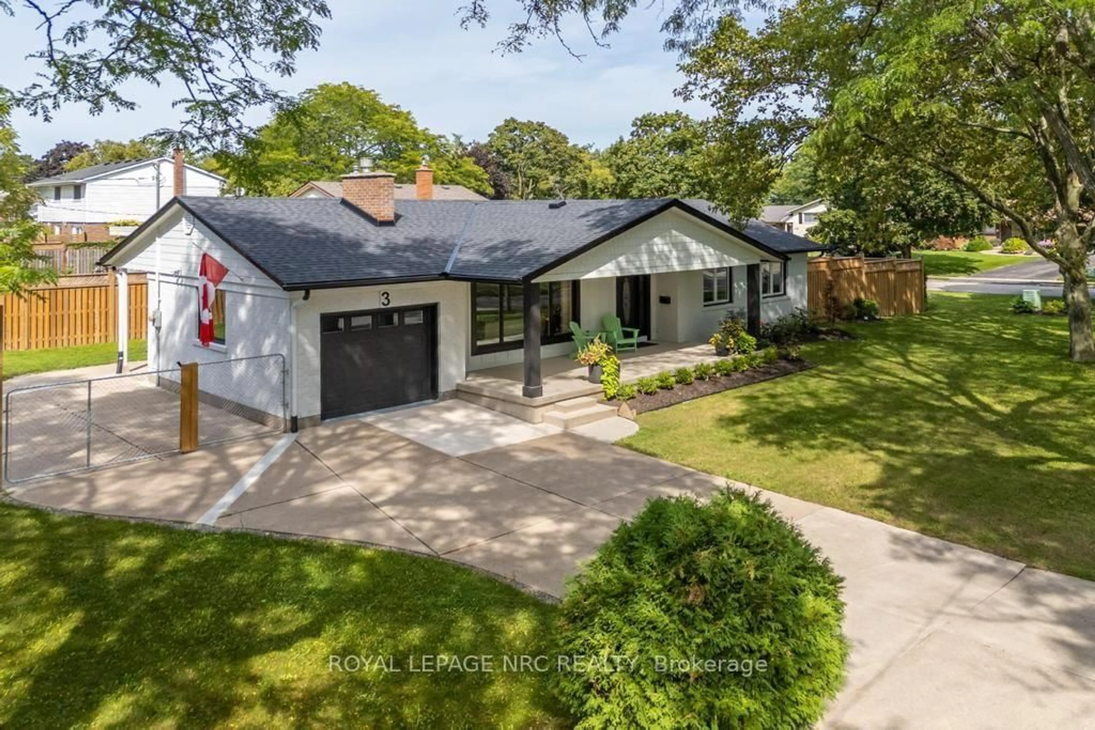 A pic from outside/outdoor area/front of a property/back of a property/a pic from drone, street for 3 Glenayr Pl, St. Catharines Ontario L2T 2A2