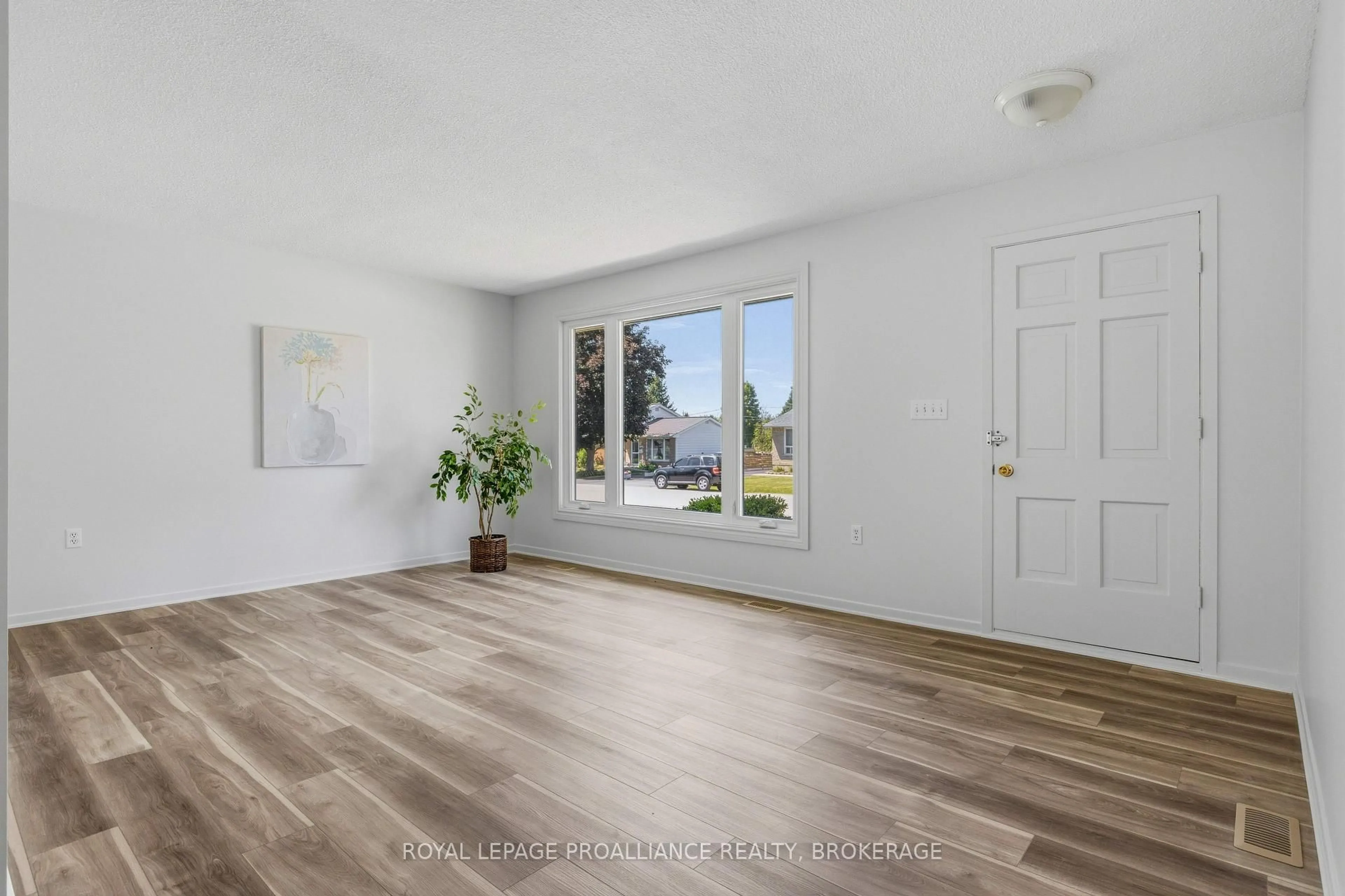 Indoor entryway for 367 Georgiana St, Gananoque Ontario K7G 1N1