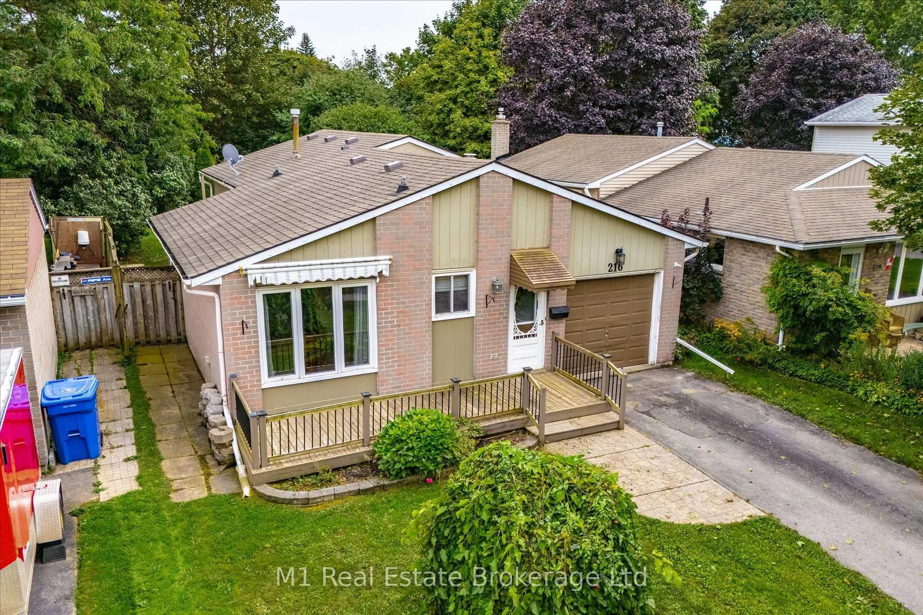 A pic from outside/outdoor area/front of a property/back of a property/a pic from drone, street for 216 Parkside Dr, Centre Wellington Ontario N1M 3E8