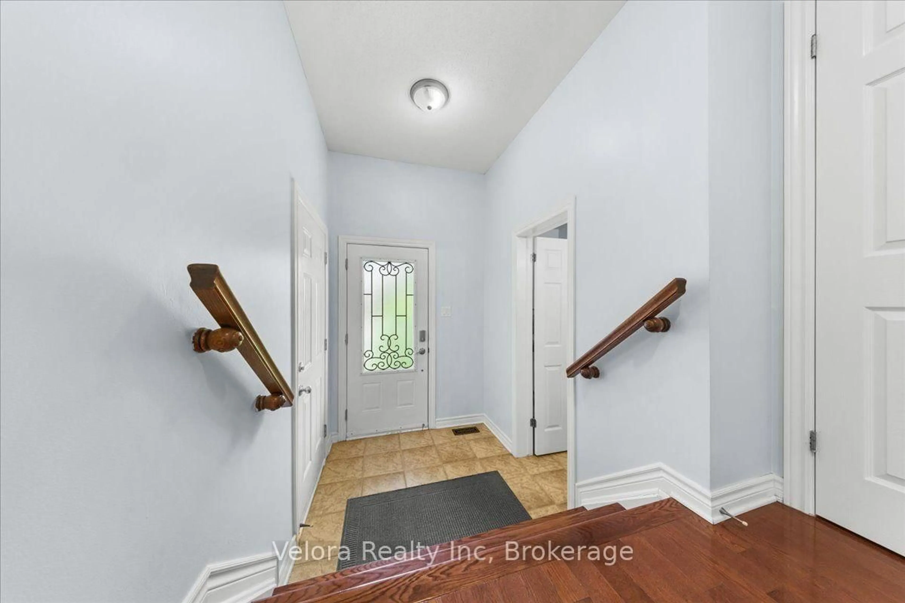 Indoor entryway for 404 Sparkman Ave, Ottawa Ontario K4A 0J1