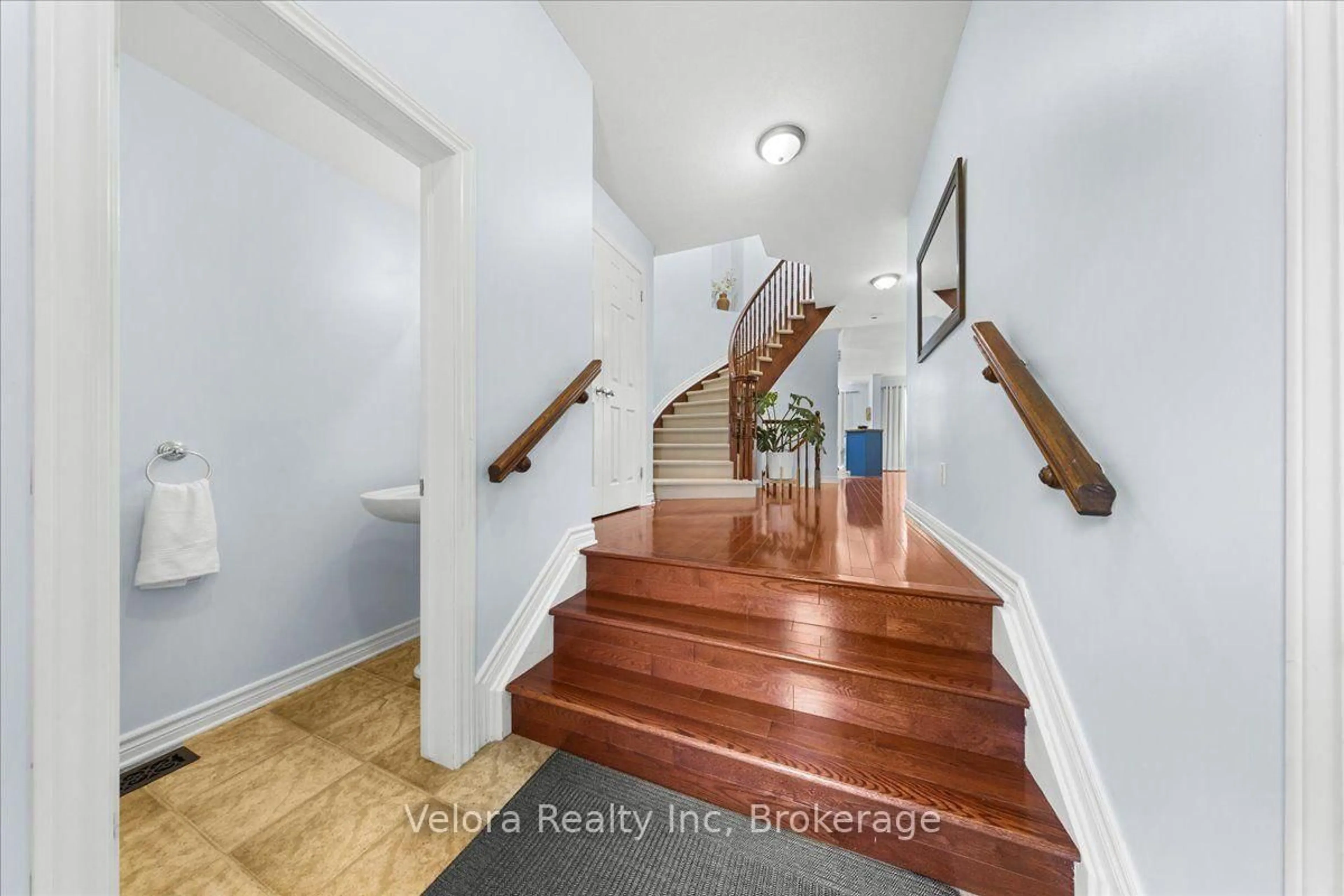 Indoor entryway for 404 Sparkman Ave, Ottawa Ontario K4A 0J1