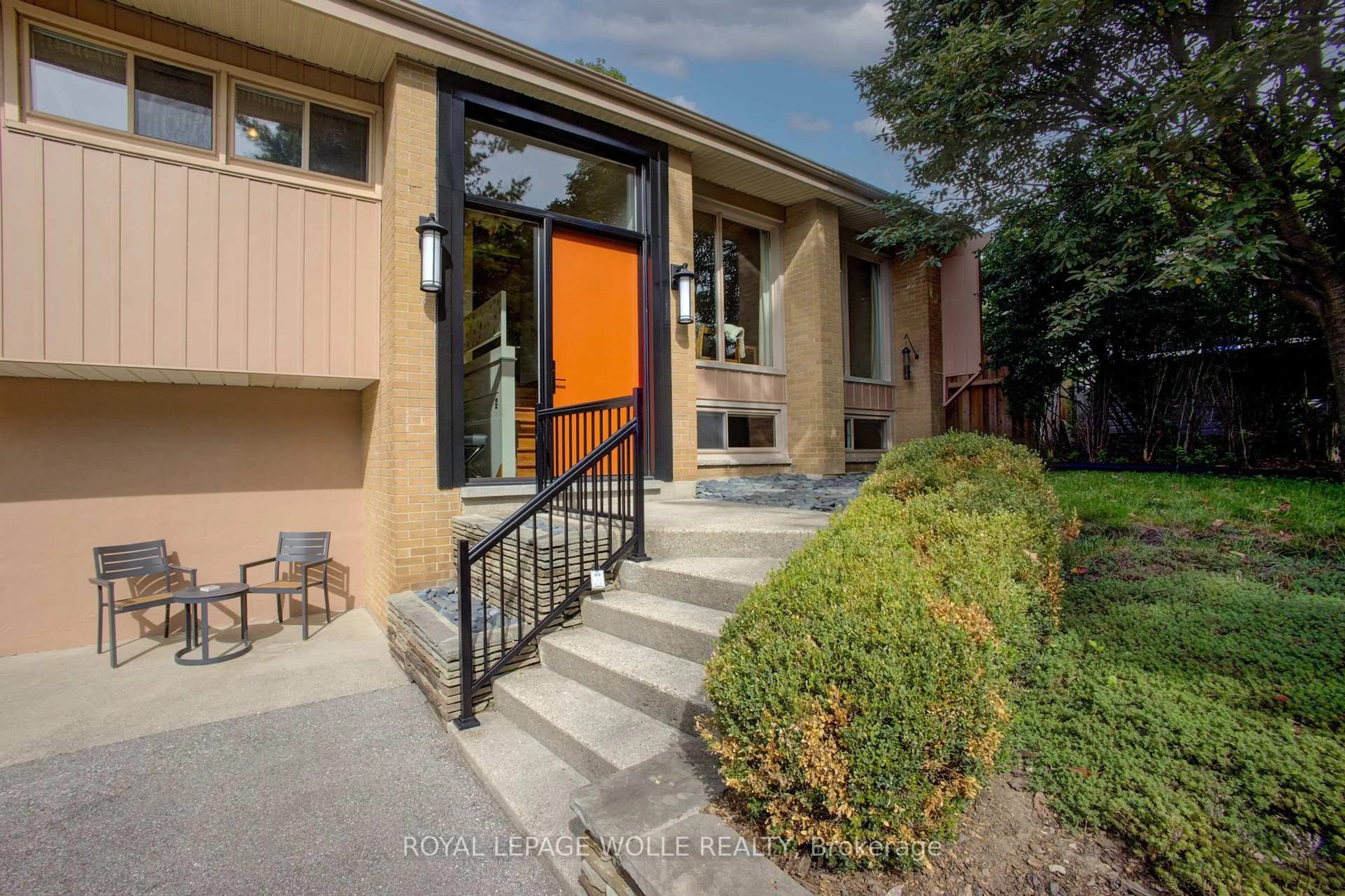 Home with brick exterior material, street for 204 Manchester Rd, Kitchener Ontario N2B 1A2