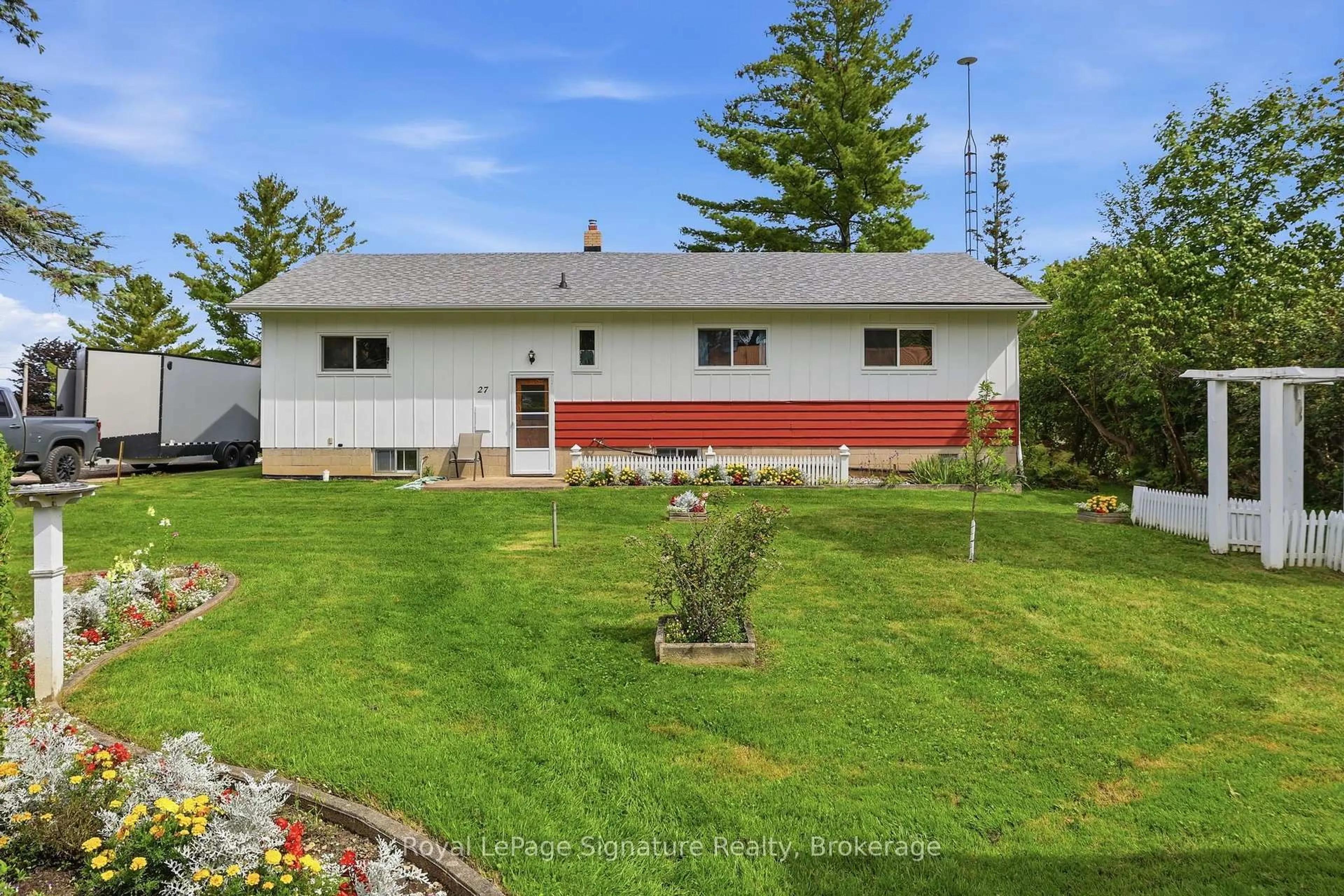 A pic from outside/outdoor area/front of a property/back of a property/a pic from drone, unknown for 27 Louisa St, Blue Mountains Ontario N0H 2P0