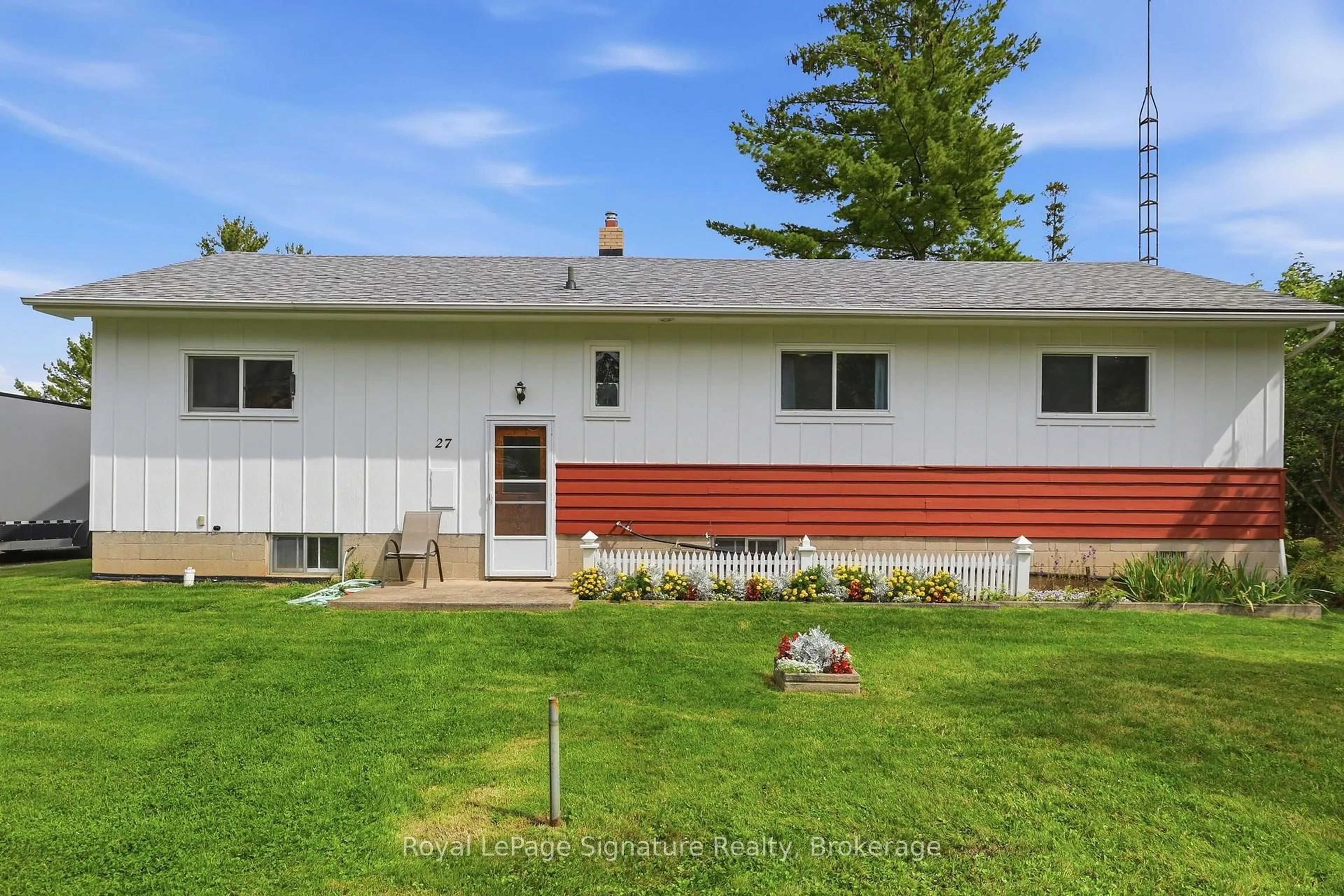 Home with vinyl exterior material, unknown for 27 Louisa St, Blue Mountains Ontario N0H 2P0