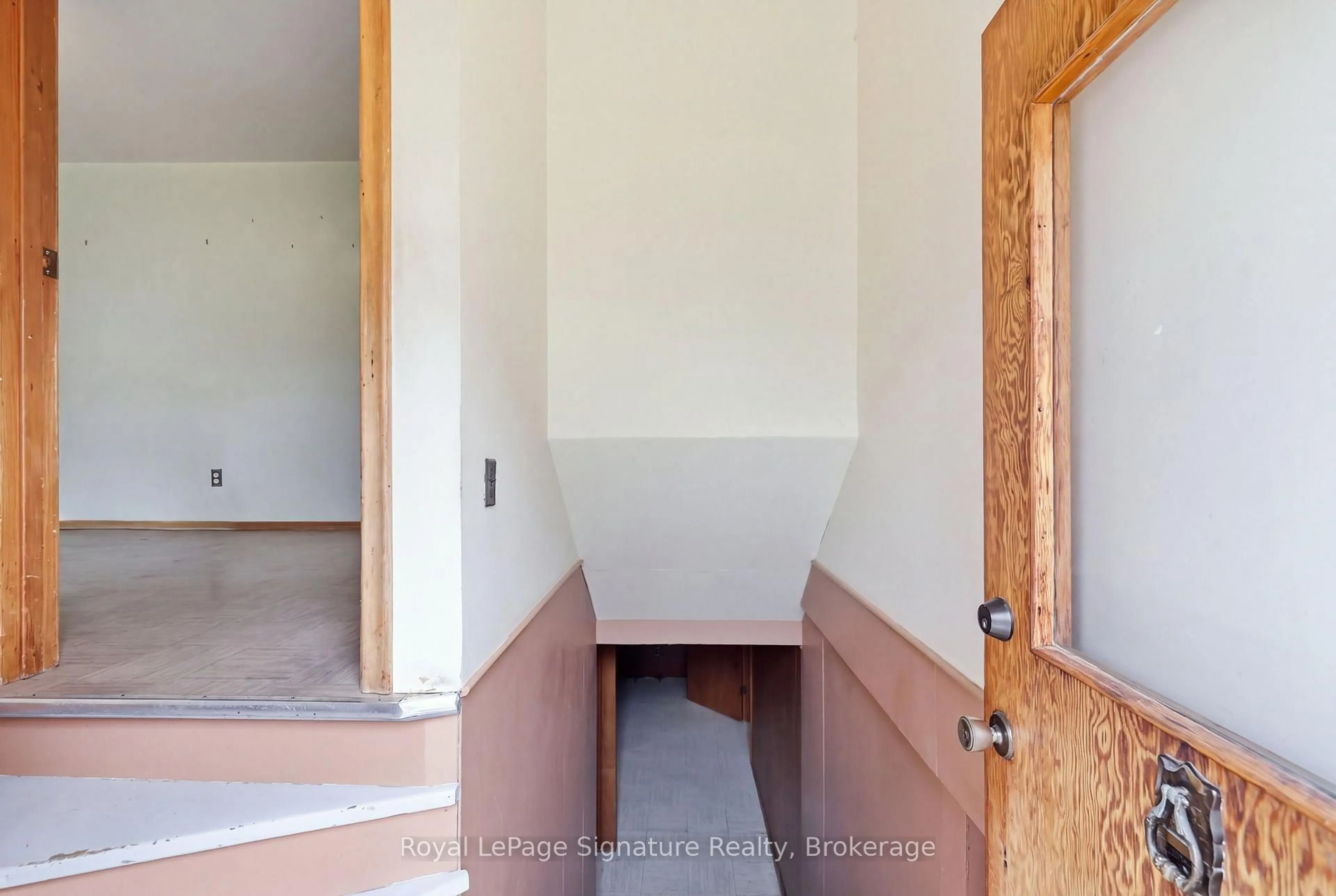 Indoor entryway for 27 Louisa St, Blue Mountains Ontario N0H 2P0